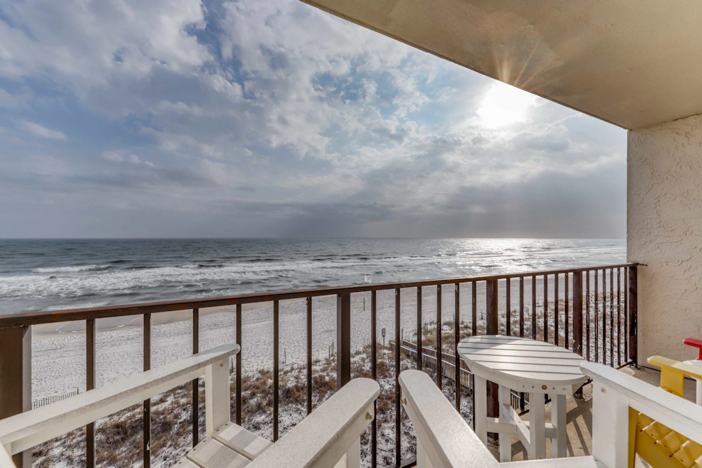 Gulf front condo with great views, shared pools & beach access