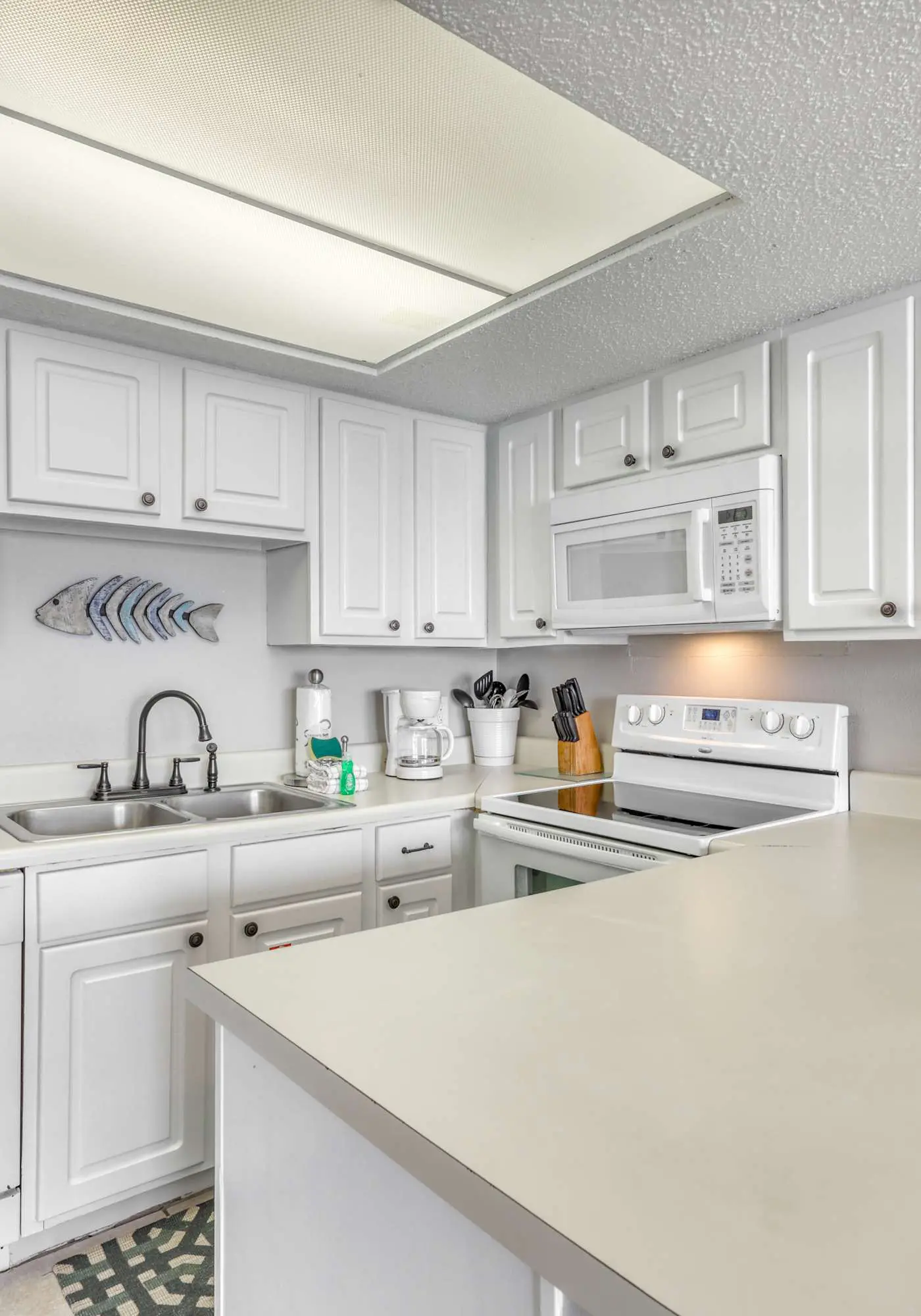 Gulf front condo with great views, shared pools & beach access