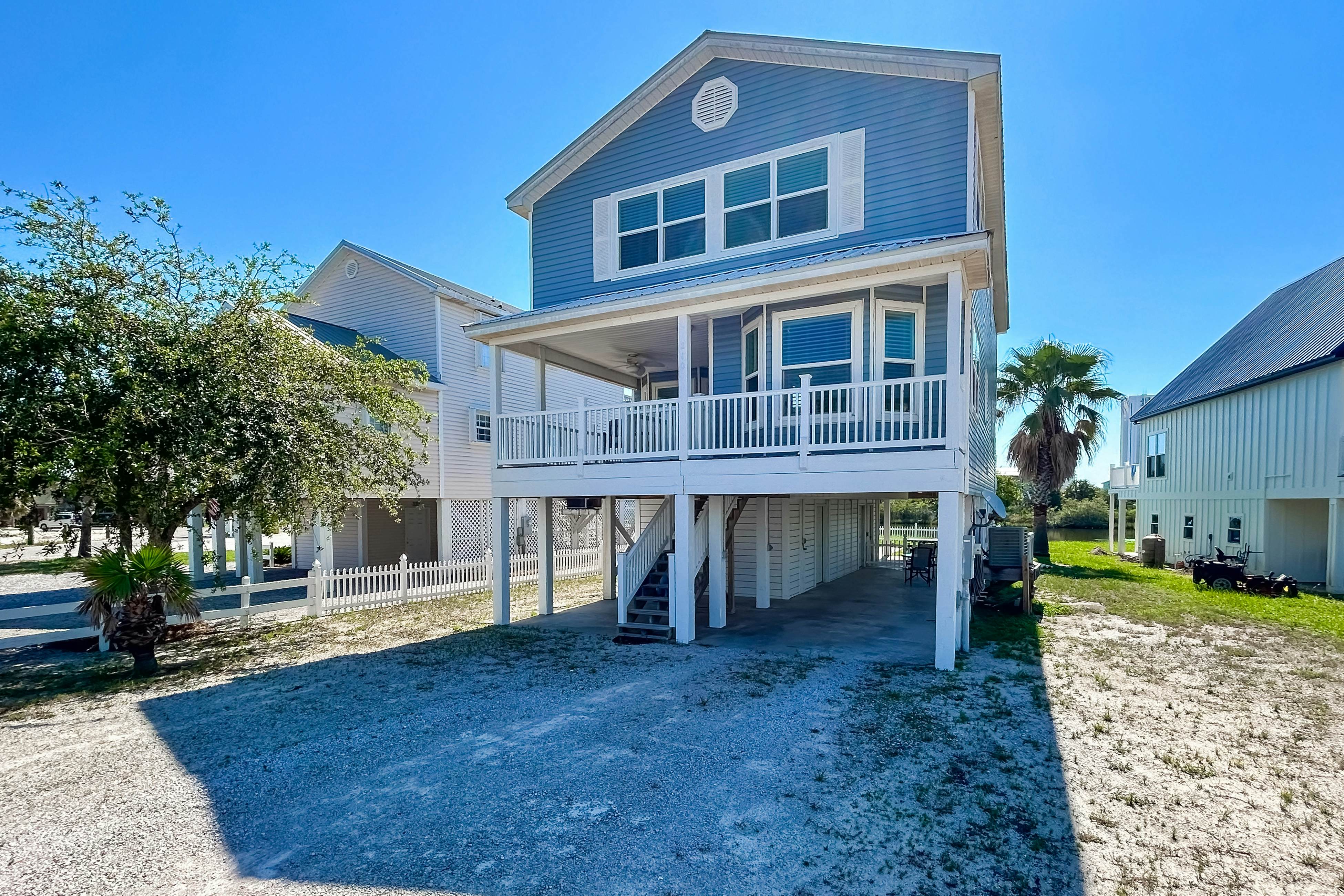 Waterview getaway with Private Pier, Balcony and Kayaks