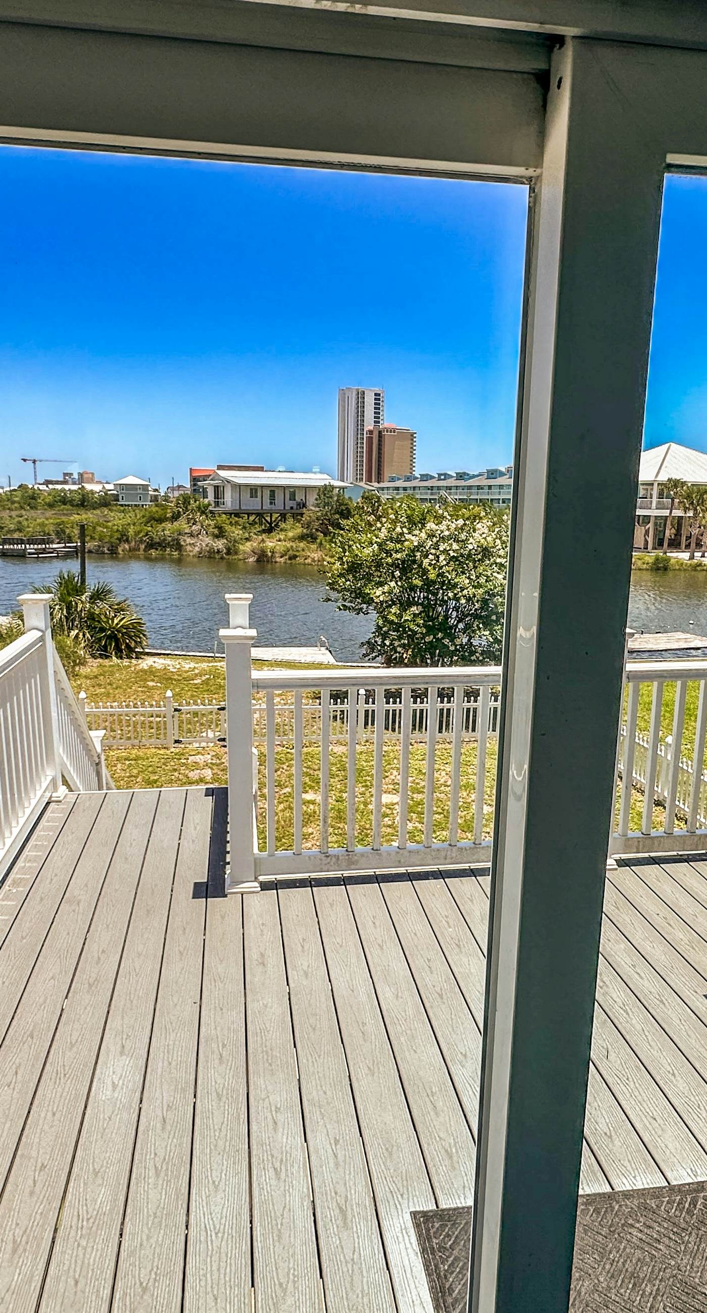 Waterview getaway with Private Pier, Balcony and Kayaks