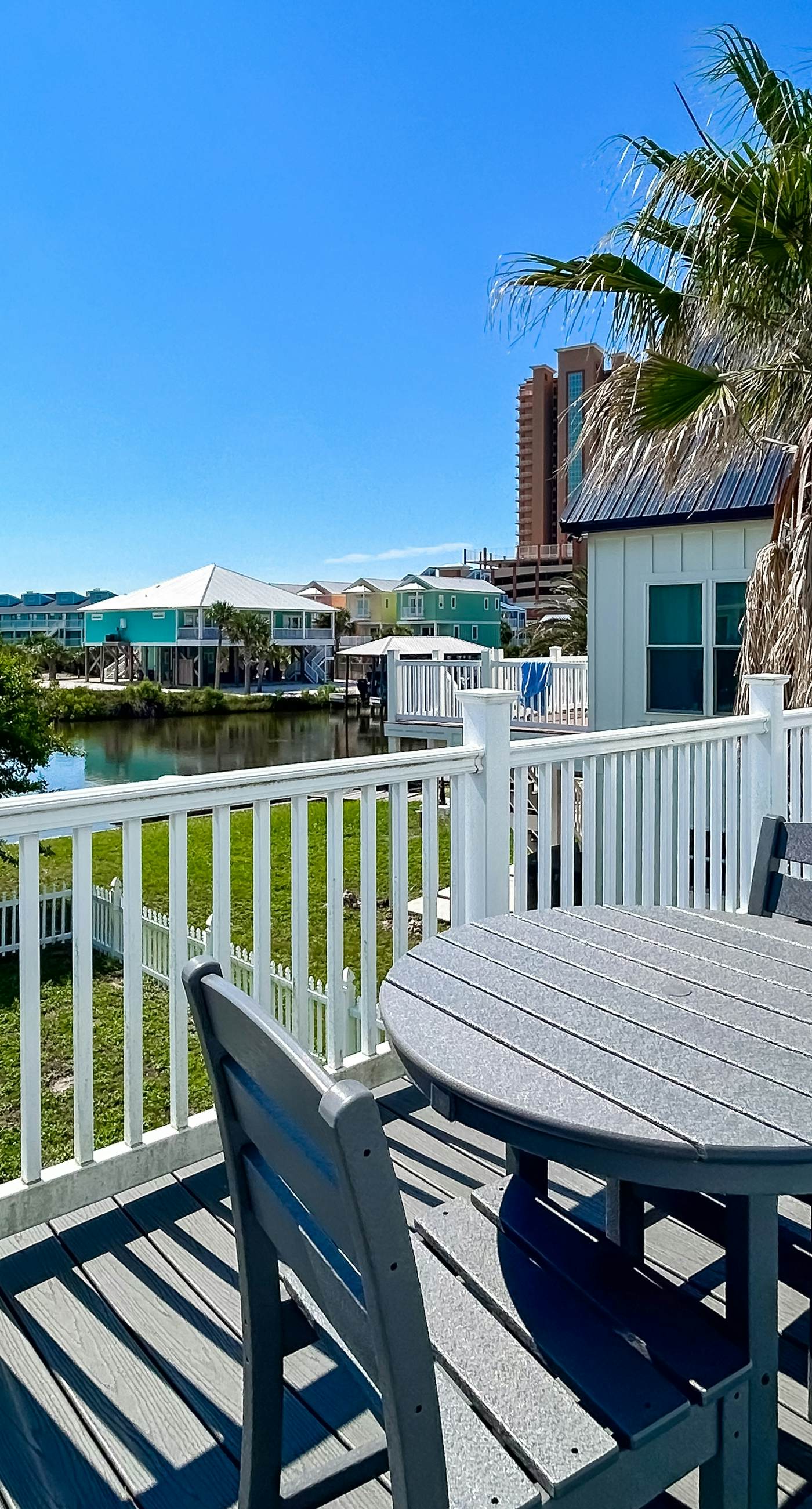 Waterview getaway with Private Pier, Balcony and Kayaks