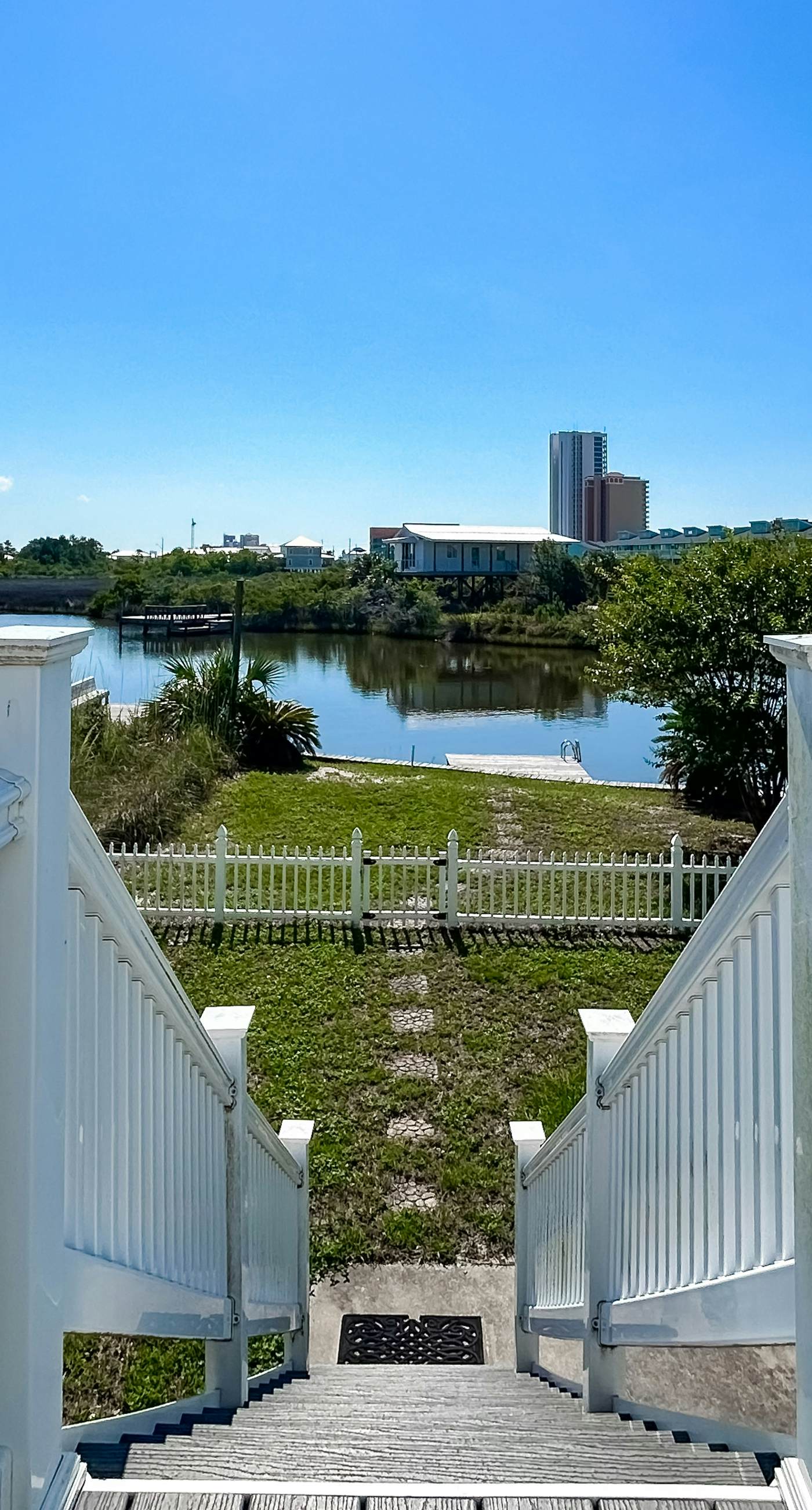 Waterview getaway with Private Pier, Balcony and Kayaks