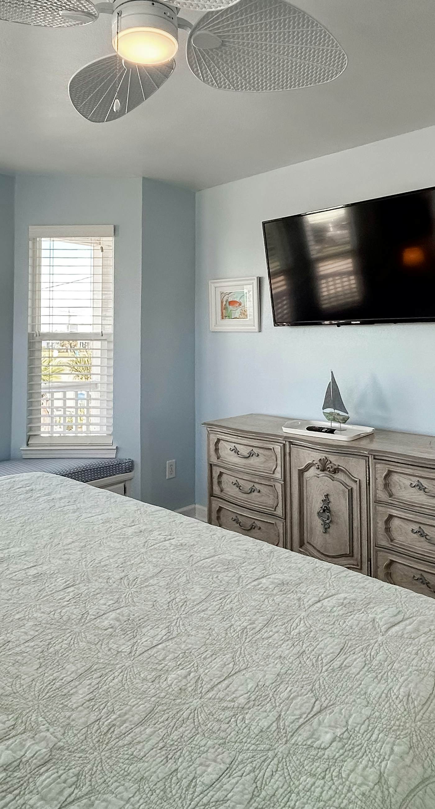 Waterview getaway with Private Pier, Balcony and Kayaks