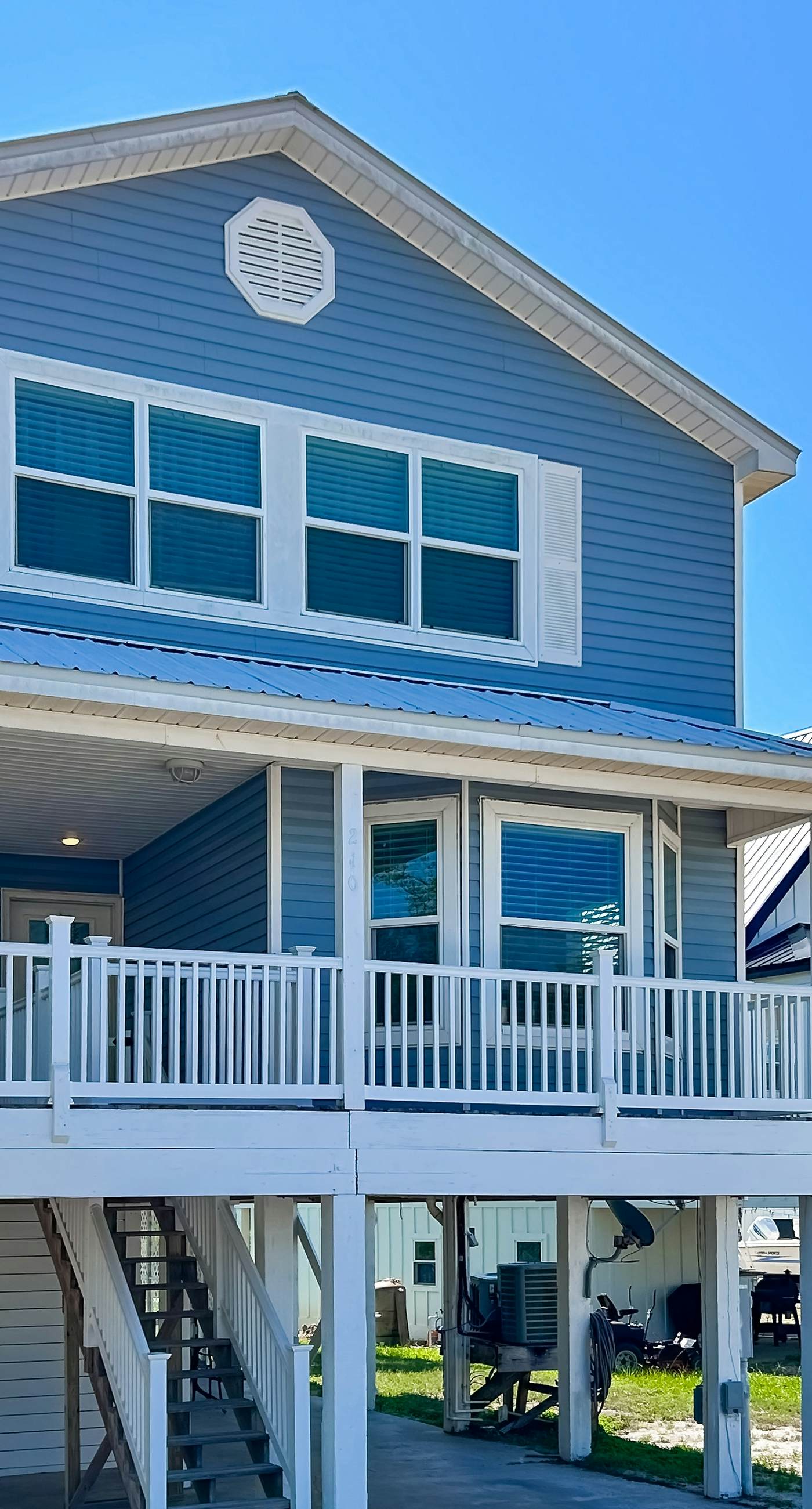 Waterview getaway with Private Pier, Balcony and Kayaks