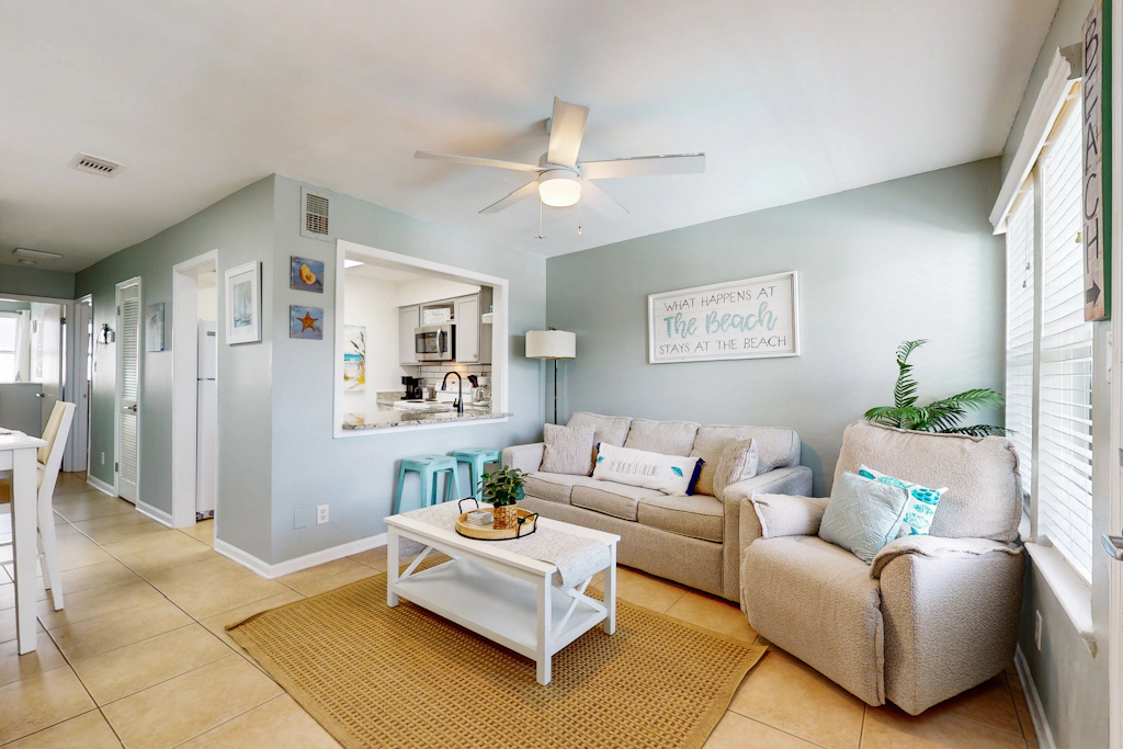 Charming condo near beach & entertainment with shared pool