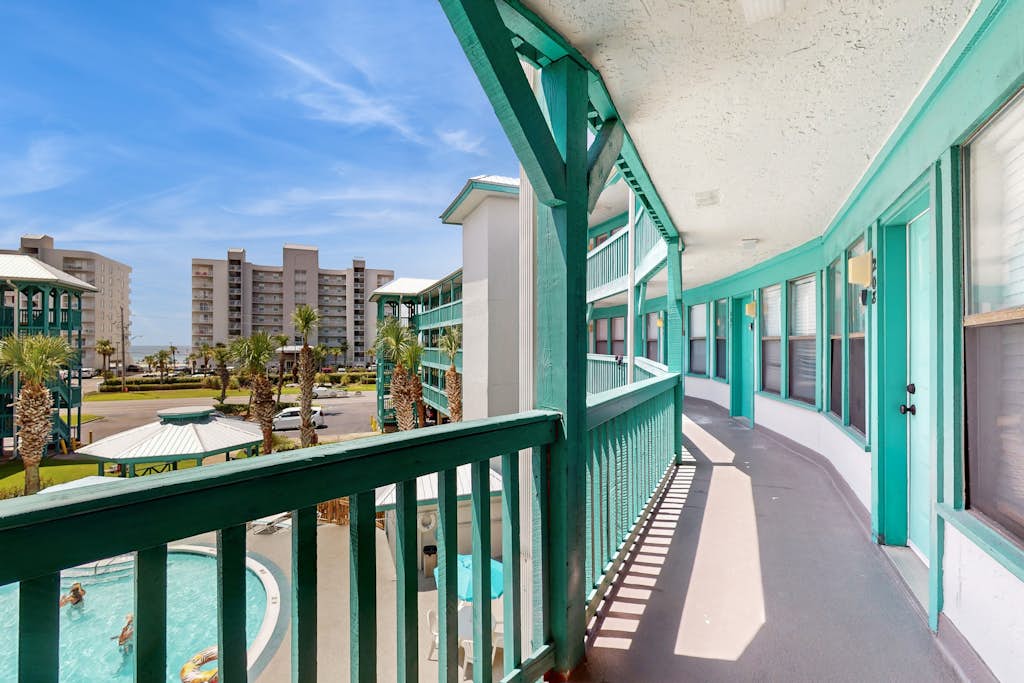 Charming condo near beach & entertainment with shared pool