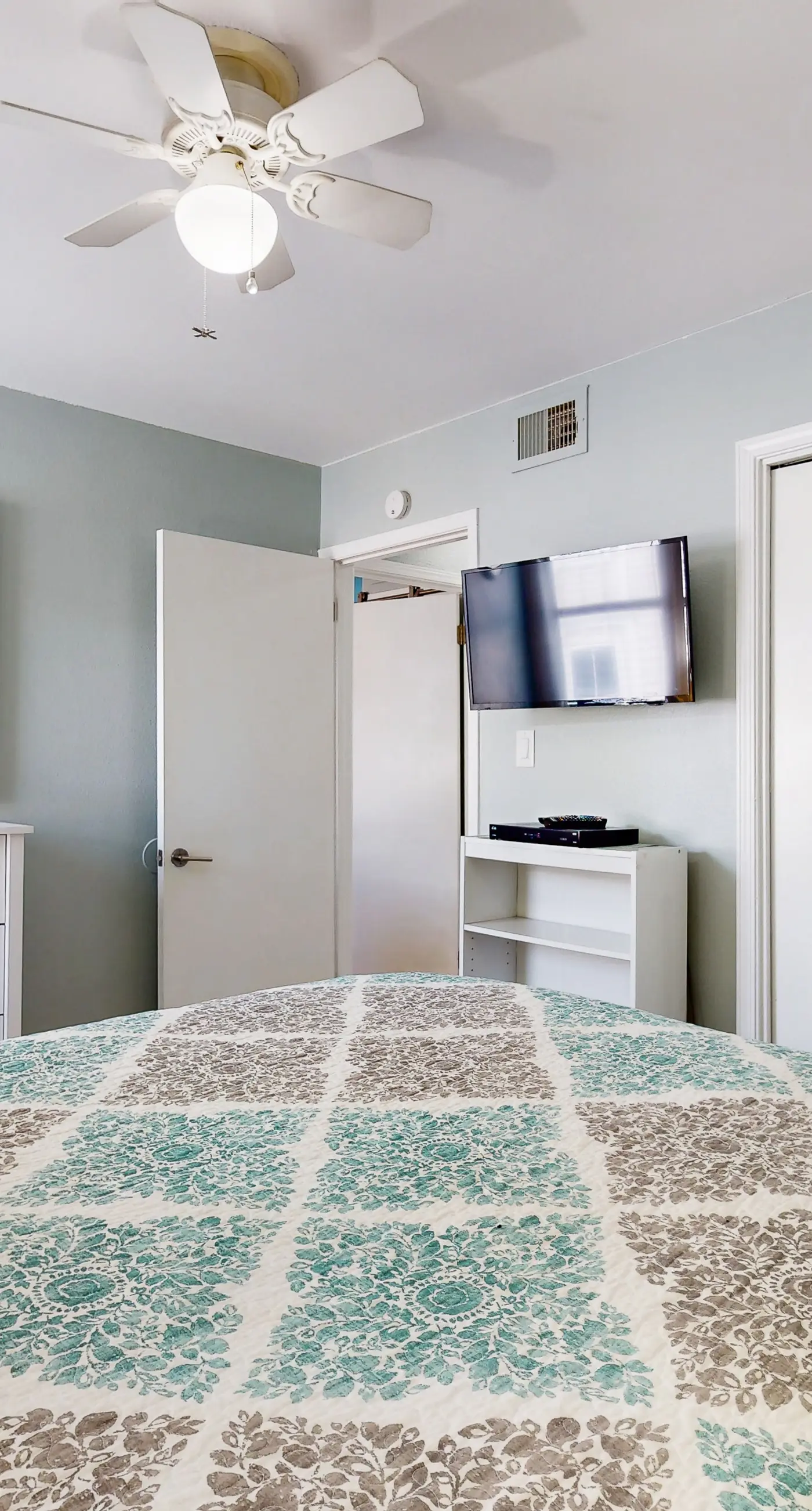 Charming condo near beach & entertainment with shared pool