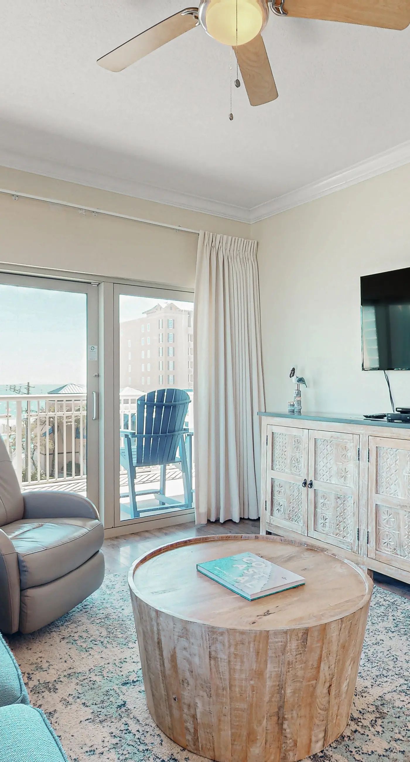 Beachview condo with shared indoor and outdoor pool, beach acces, and WIFI