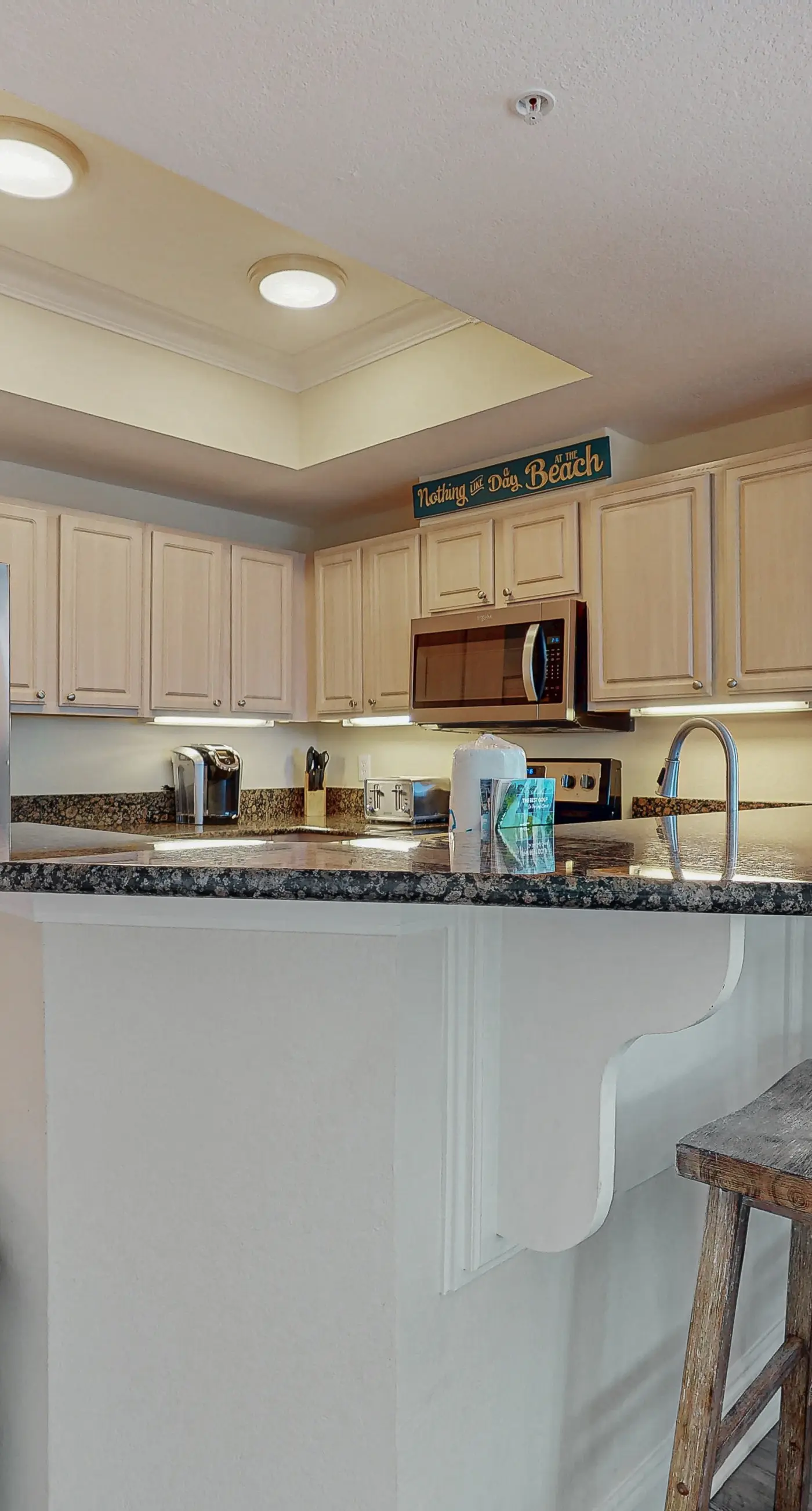 Beachview condo with shared indoor and outdoor pool, beach acces, and WIFI