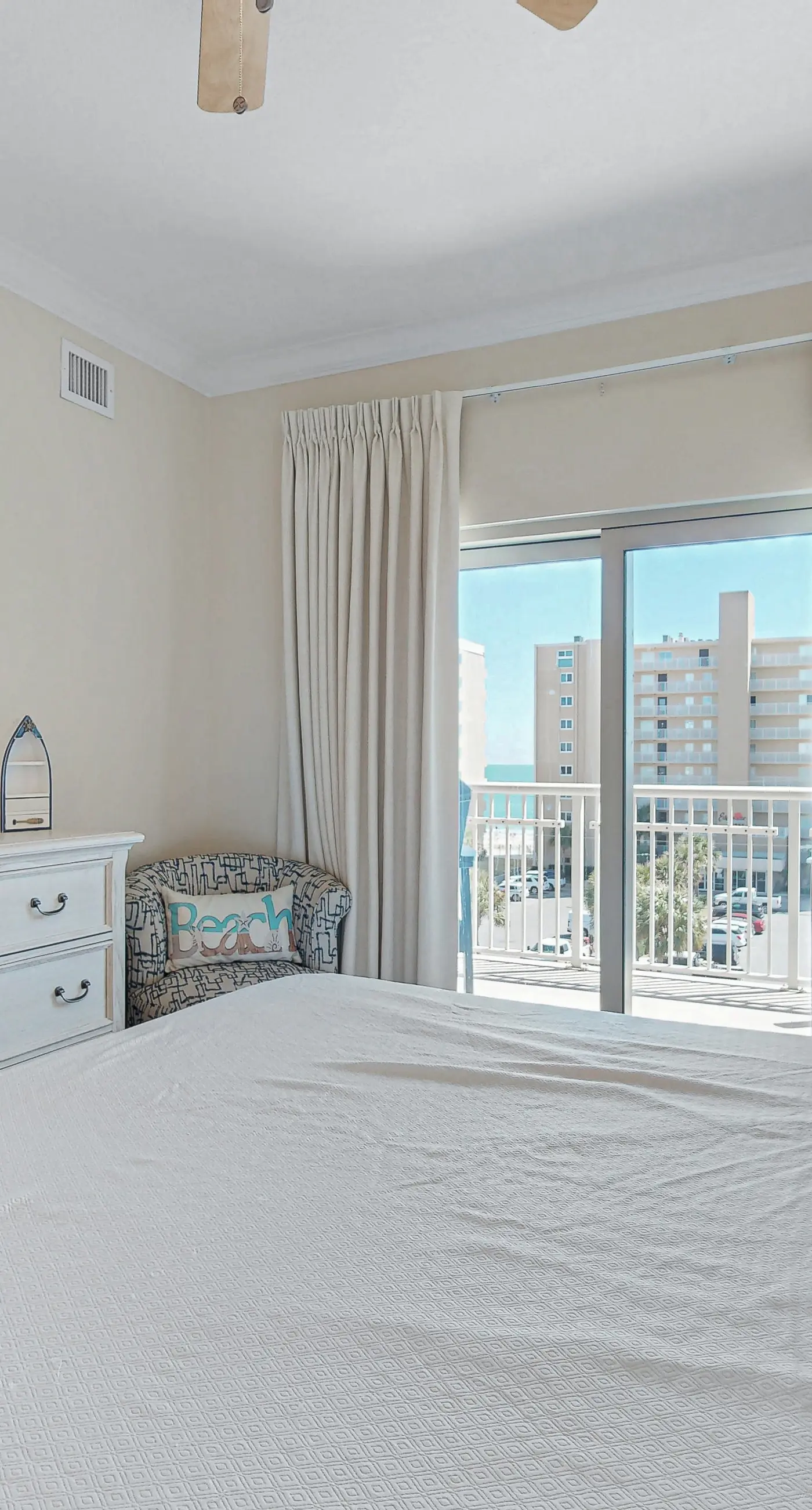 Beachview condo with shared indoor and outdoor pool, beach acces, and WIFI