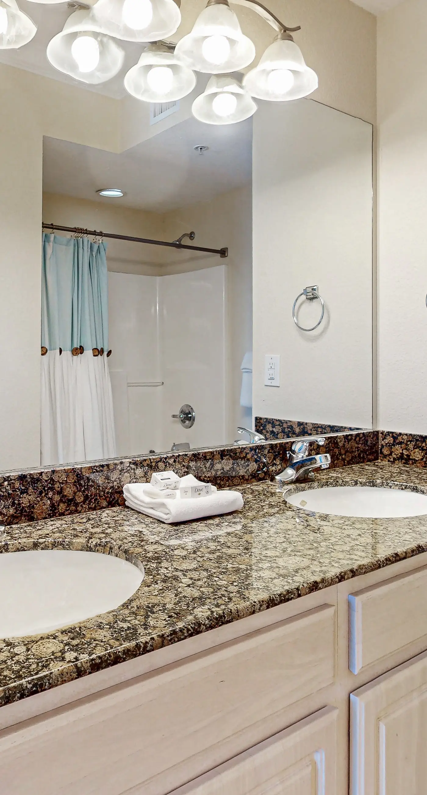 Beachview condo with shared indoor and outdoor pool, beach acces, and WIFI