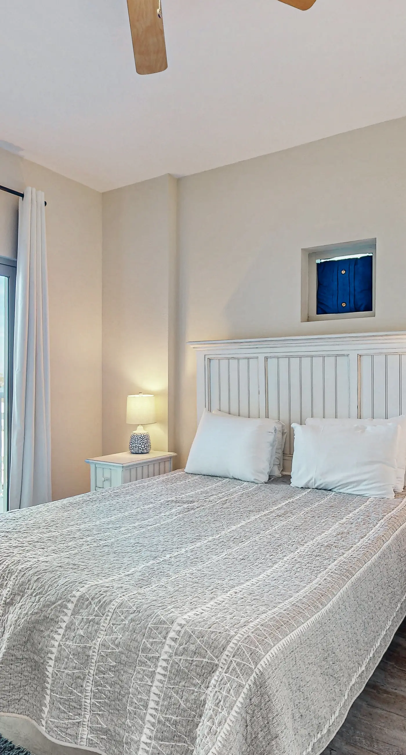 Beachview condo with shared indoor and outdoor pool, beach acces, and WIFI