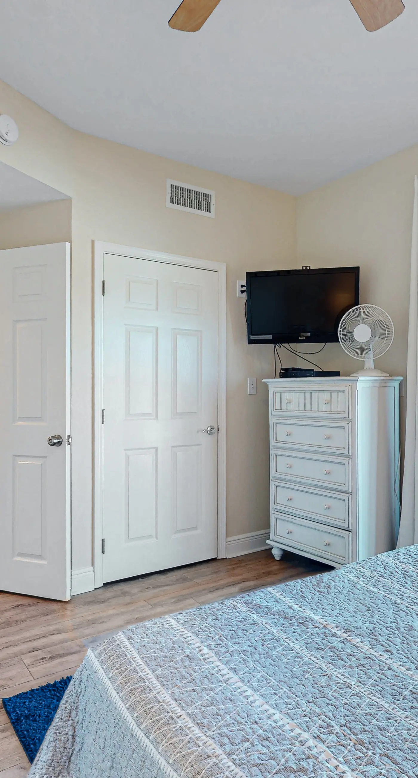 Beachview condo with shared indoor and outdoor pool, beach acces, and WIFI