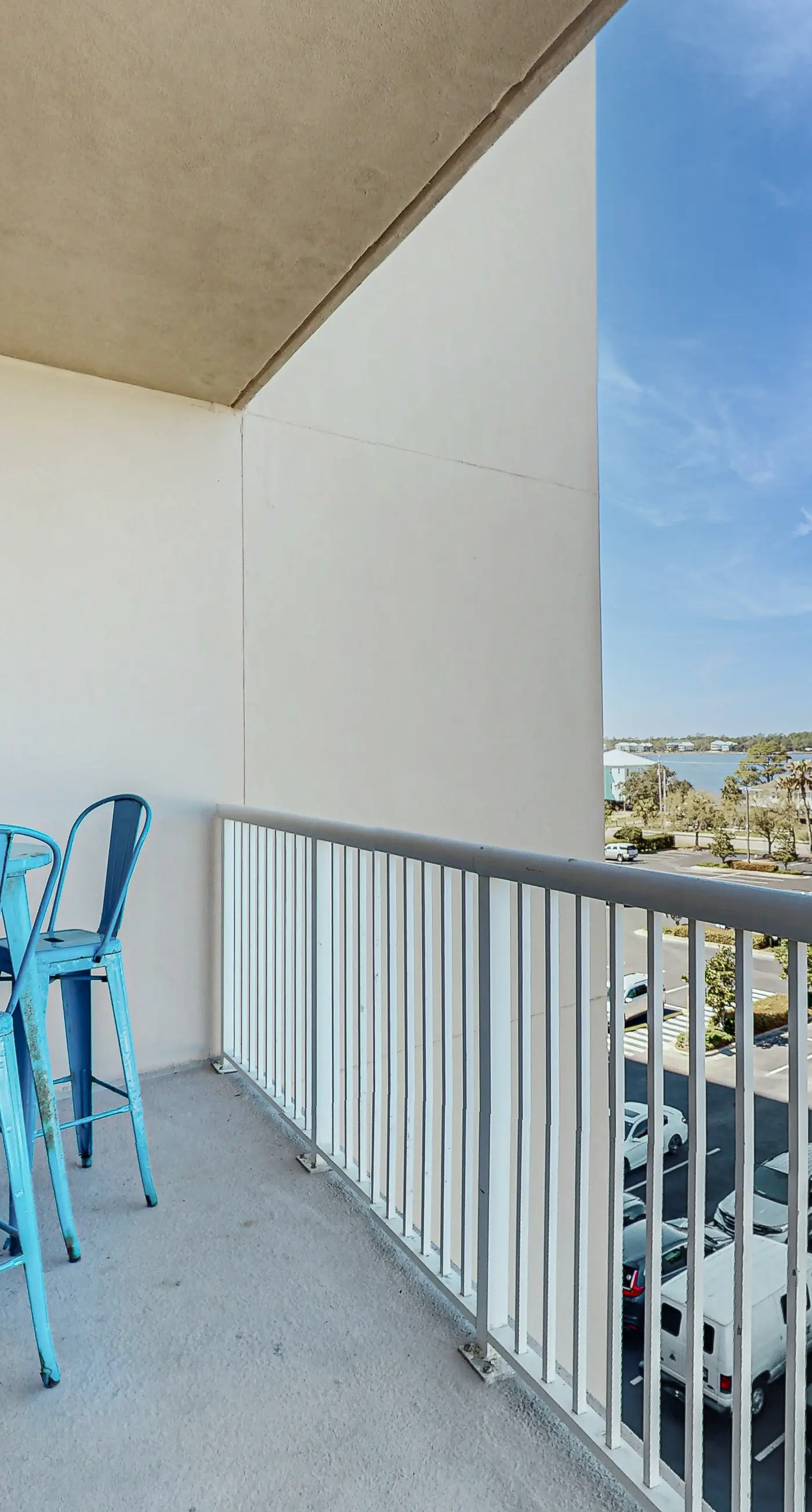 Beachview condo with shared indoor and outdoor pool, beach acces, and WIFI