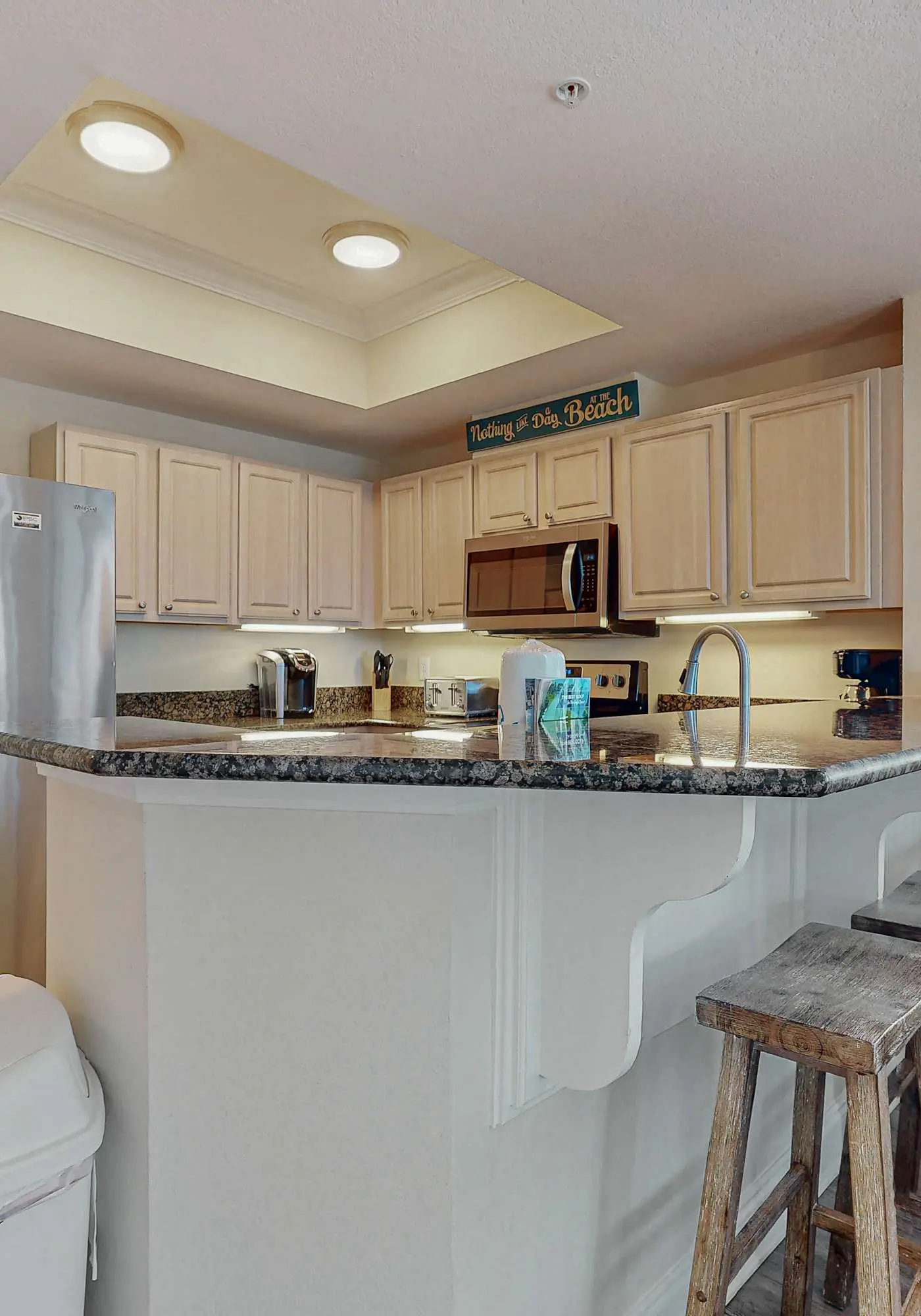Beachview condo with shared indoor and outdoor pool, beach acces, and WIFI
