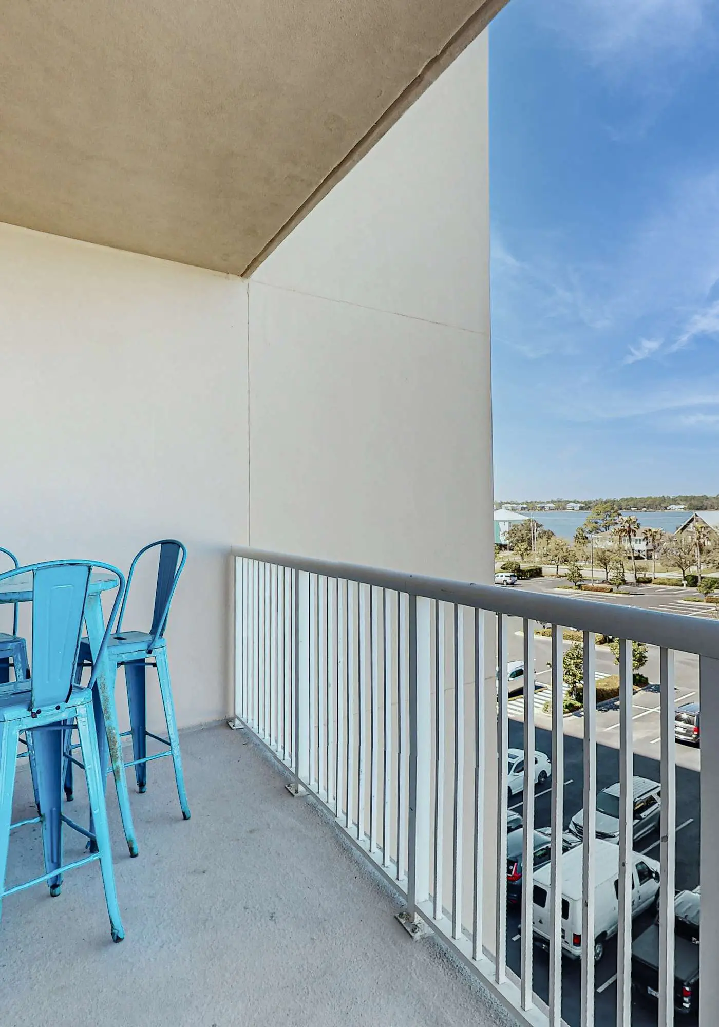 Beachview condo with shared indoor and outdoor pool, beach acces, and WIFI