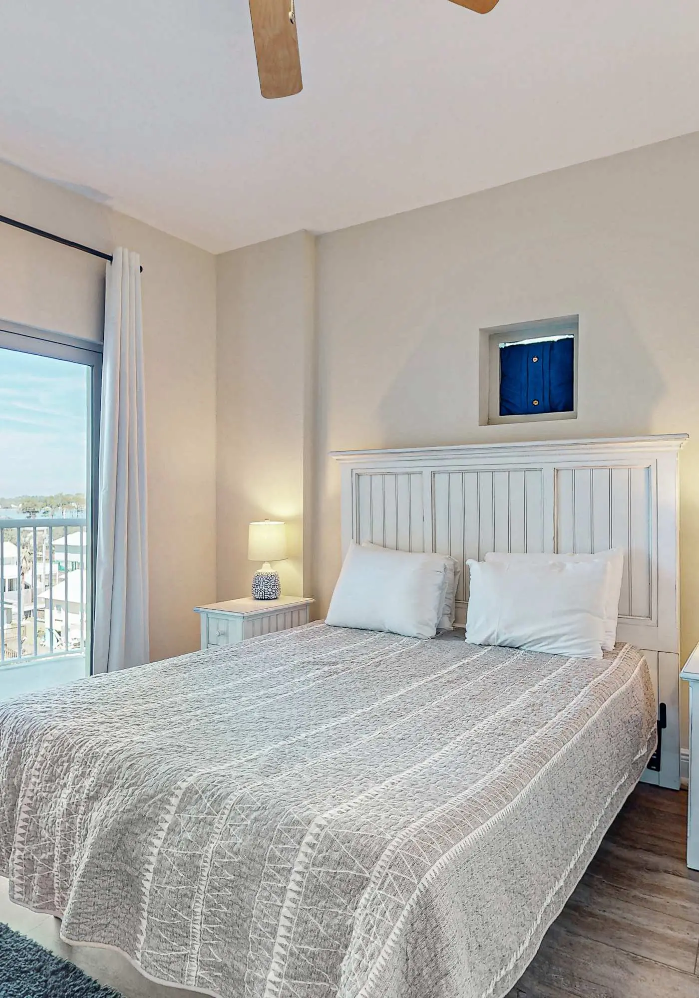 Beachview condo with shared indoor and outdoor pool, beach acces, and WIFI