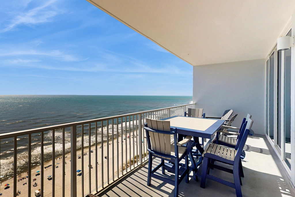 Gulfview condo with beach access, shared pool, and internet
