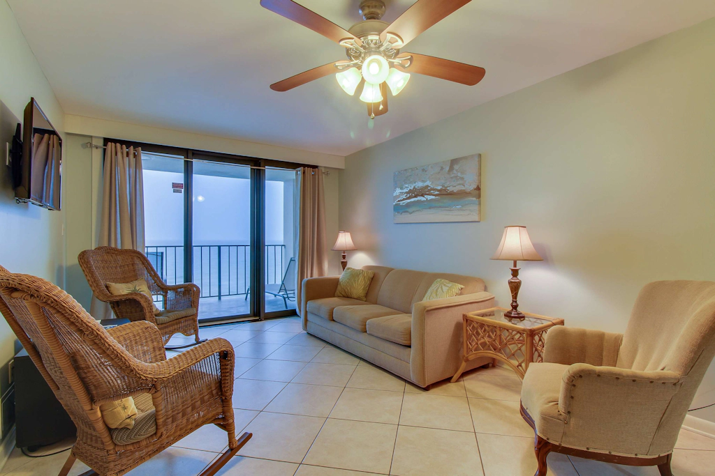 Waterfront condo with amazing views, beach access & pool/hot tub on-site
