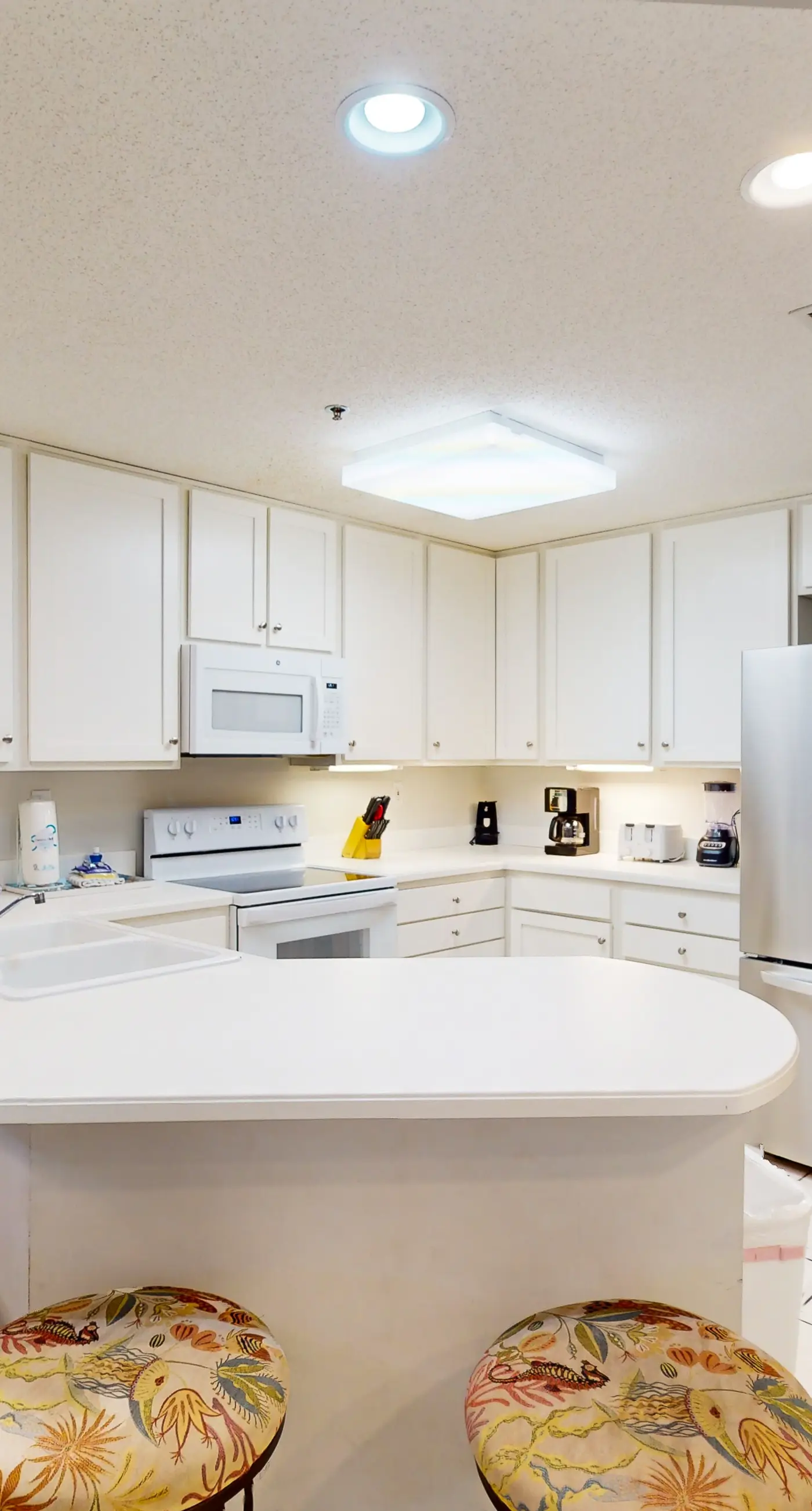 Gulf-front condo w/ beach access, indoor/outdoor pool, & tennis courts