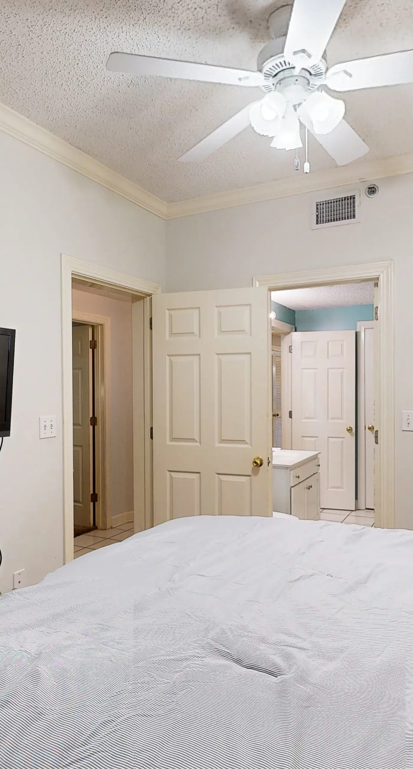 Gulf-front condo w/ beach access, indoor/outdoor pool, & tennis courts