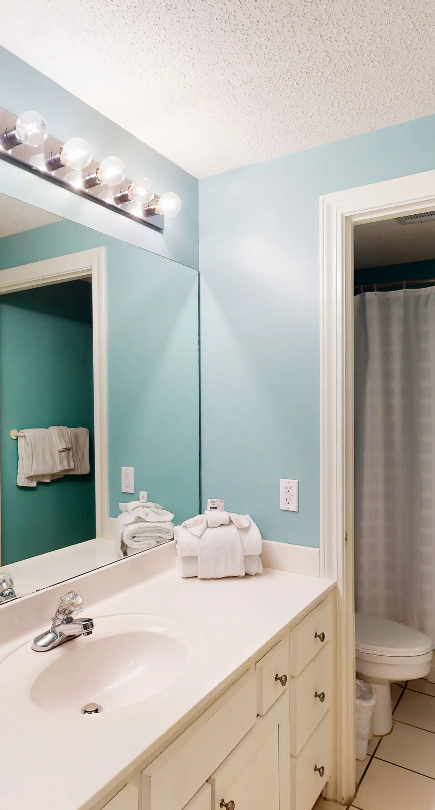 Gulf-front condo w/ beach access, indoor/outdoor pool, & tennis courts