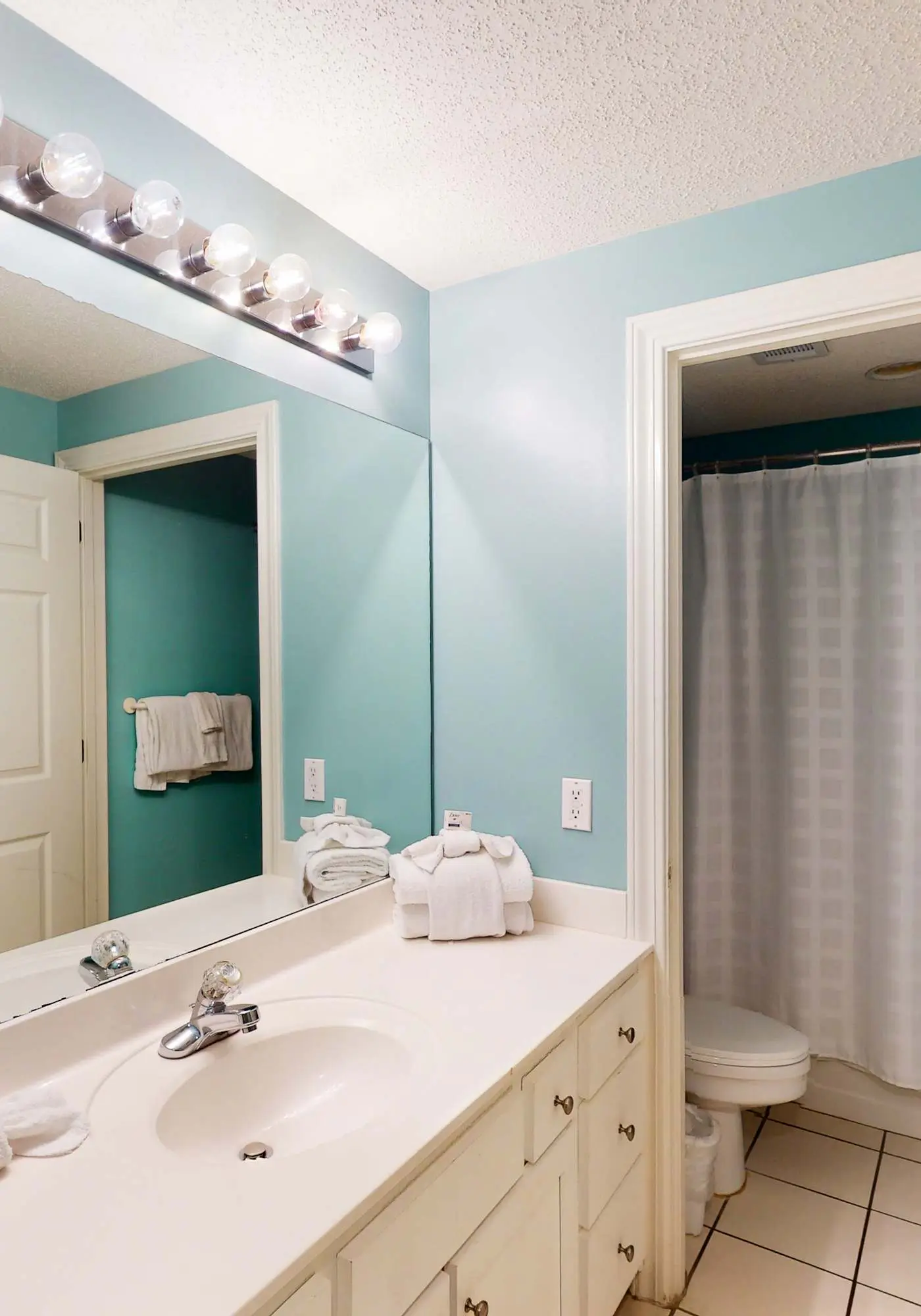 Gulf-front condo w/ beach access, indoor/outdoor pool, & tennis courts