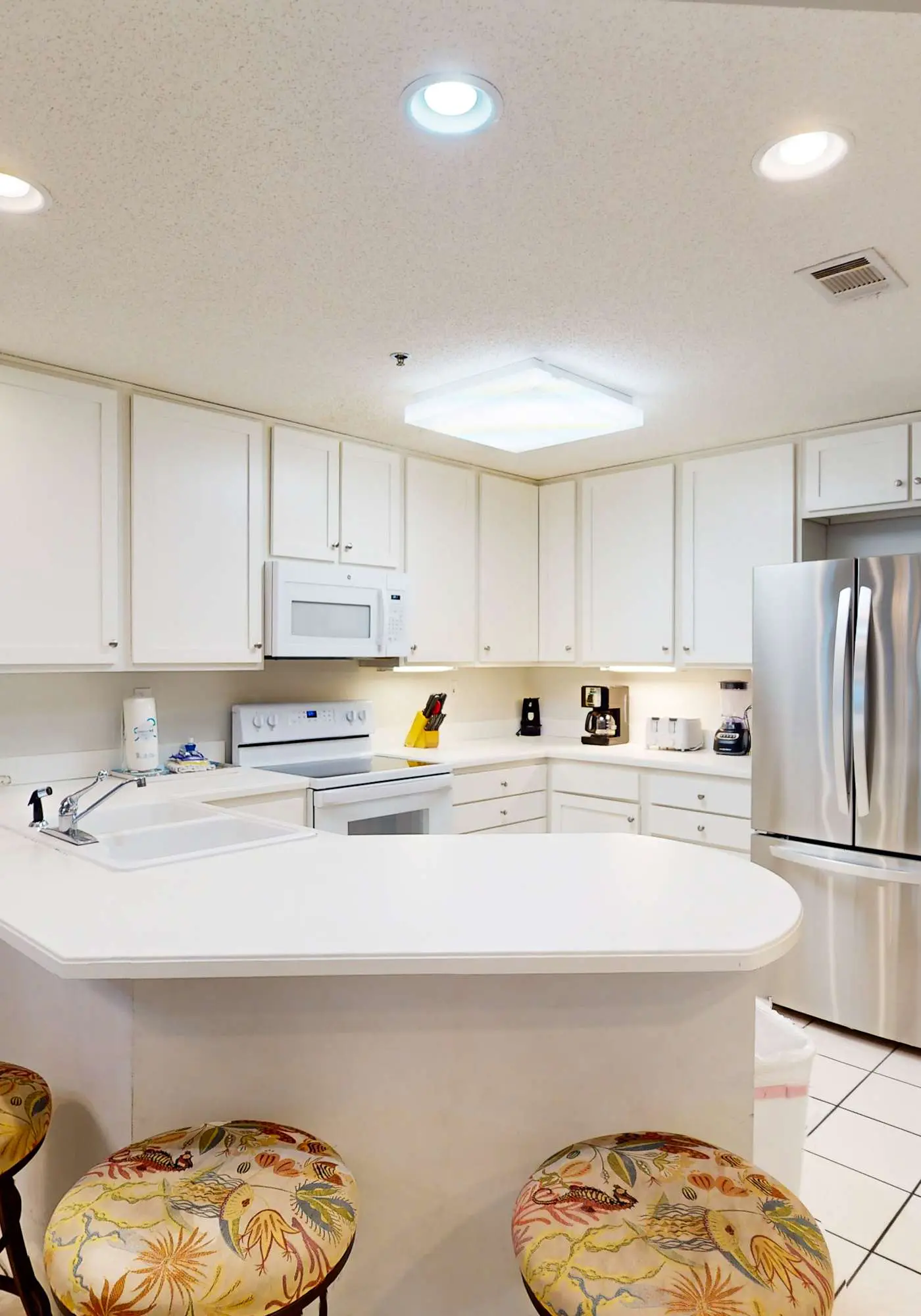 Gulf-front condo w/ beach access, indoor/outdoor pool, & tennis courts