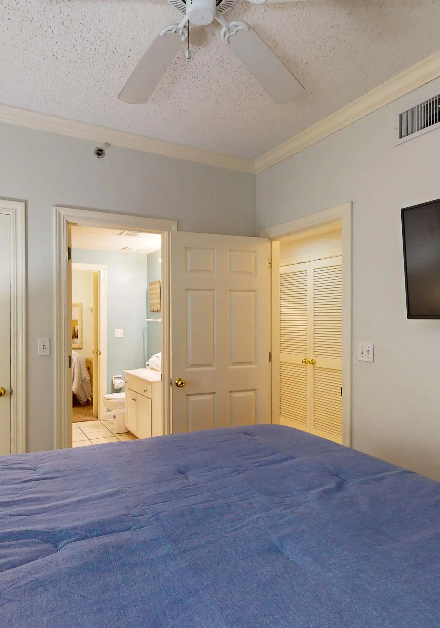 Gulf-front condo w/ beach access, indoor/outdoor pool, & tennis courts