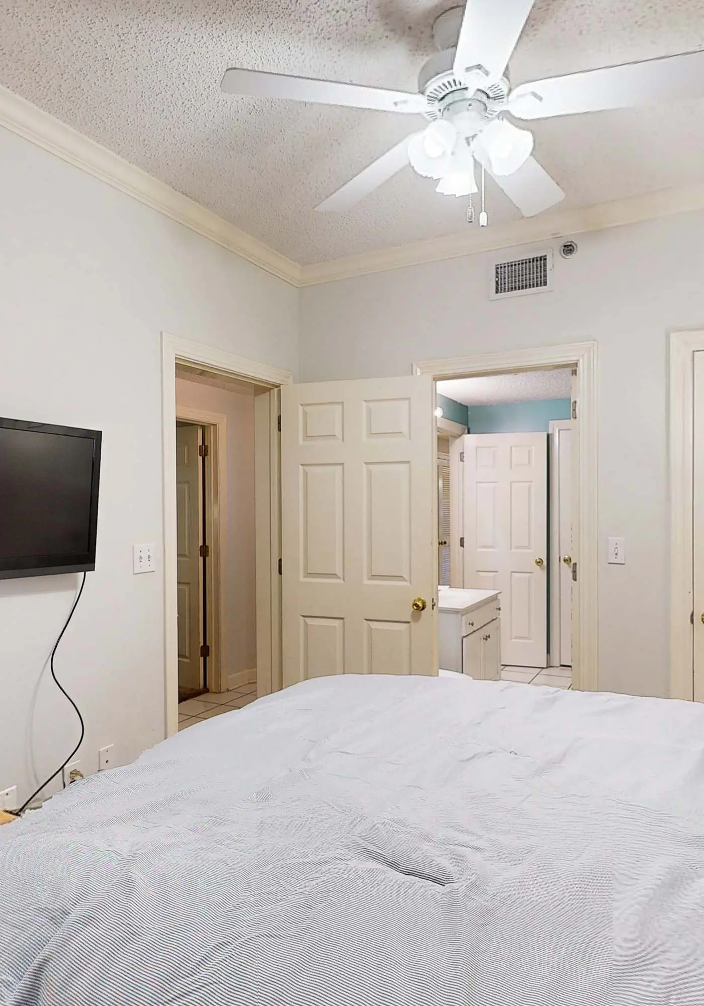 Gulf-front condo w/ beach access, indoor/outdoor pool, & tennis courts