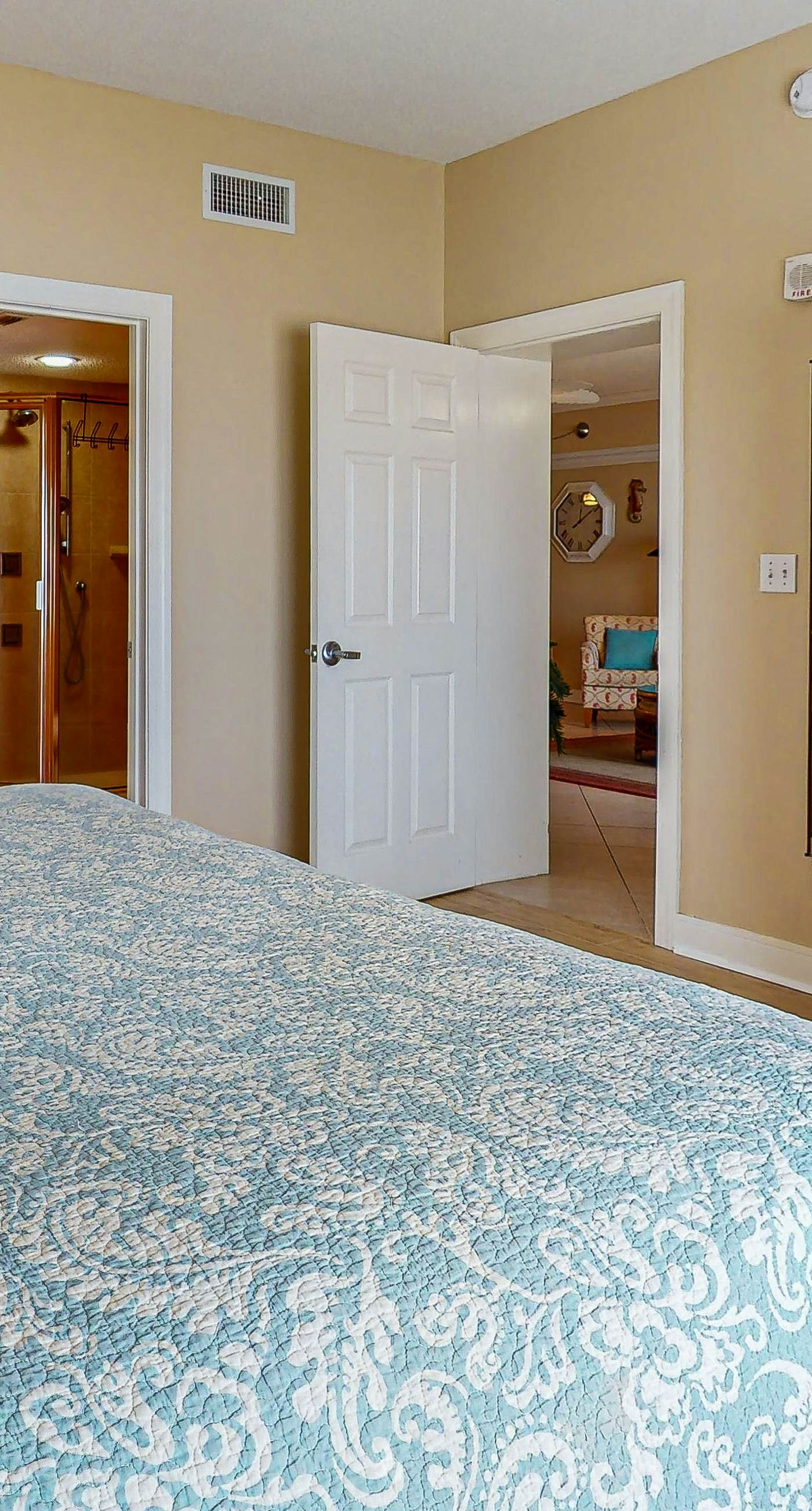 Spacious condo with Gulf-front views & access to pools, hot tub, gym