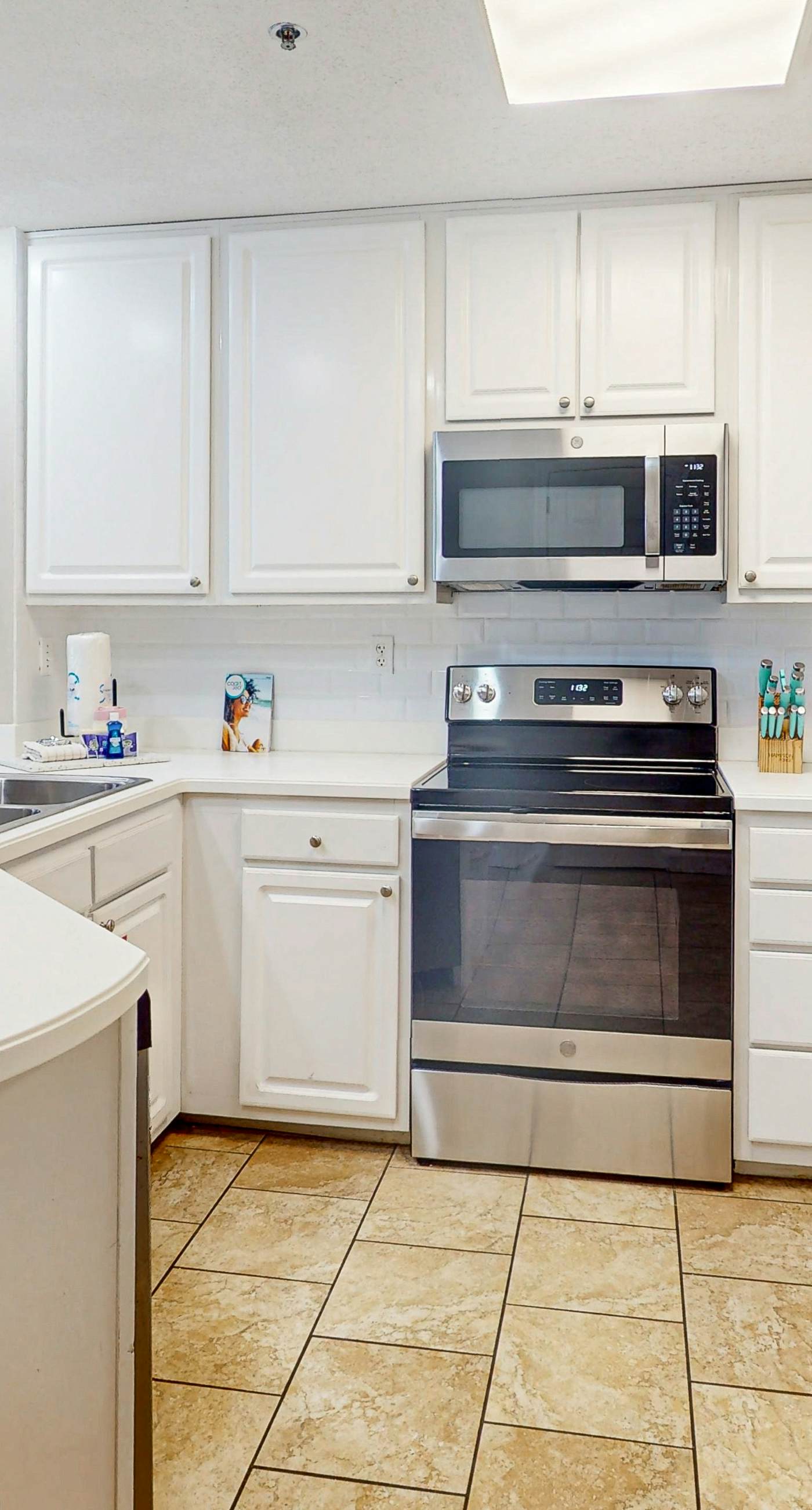 Beachfront condo overlooking the Gulf w/ balcony & indoor/outdoor pools