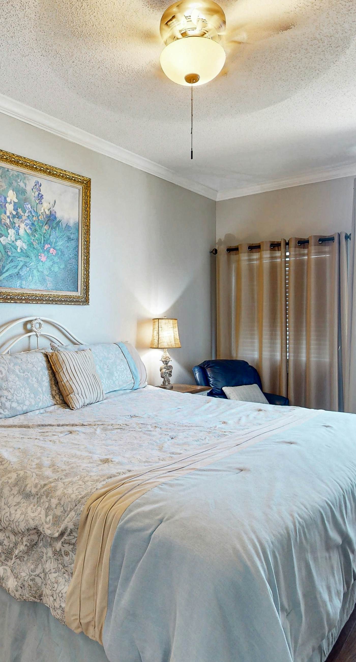 Beachfront condo overlooking the Gulf w/ balcony & indoor/outdoor pools