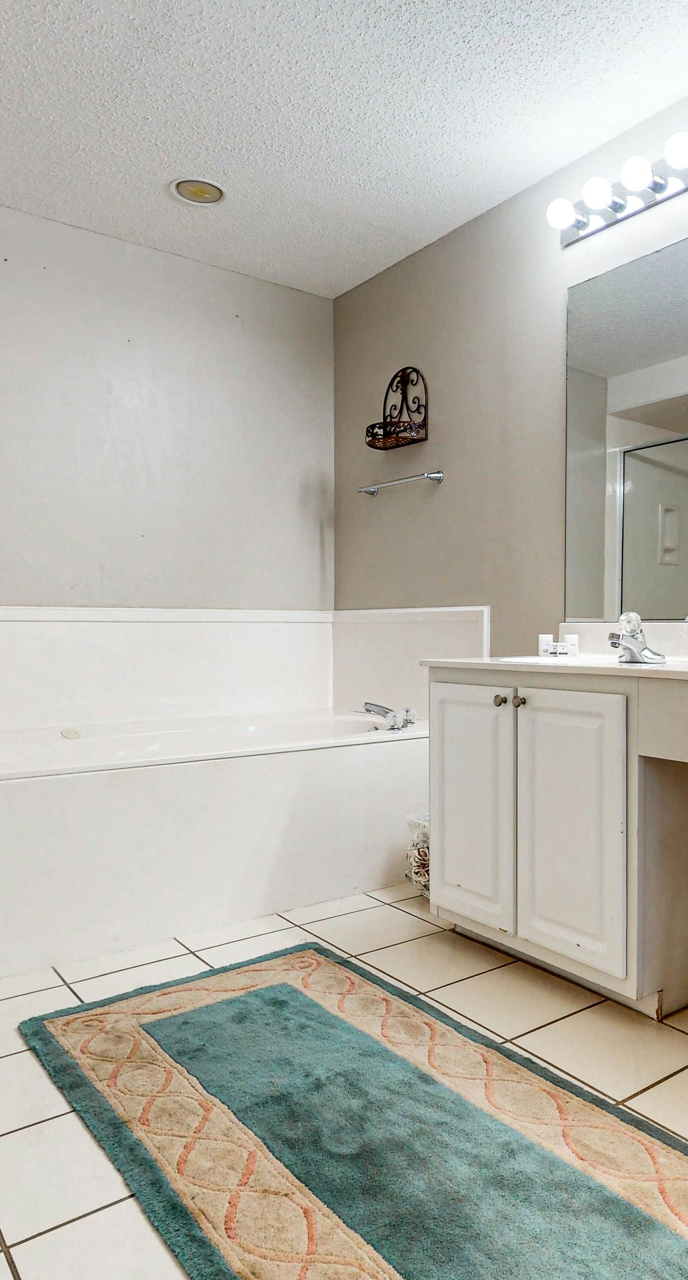 Beachfront condo overlooking the Gulf w/ balcony & indoor/outdoor pools