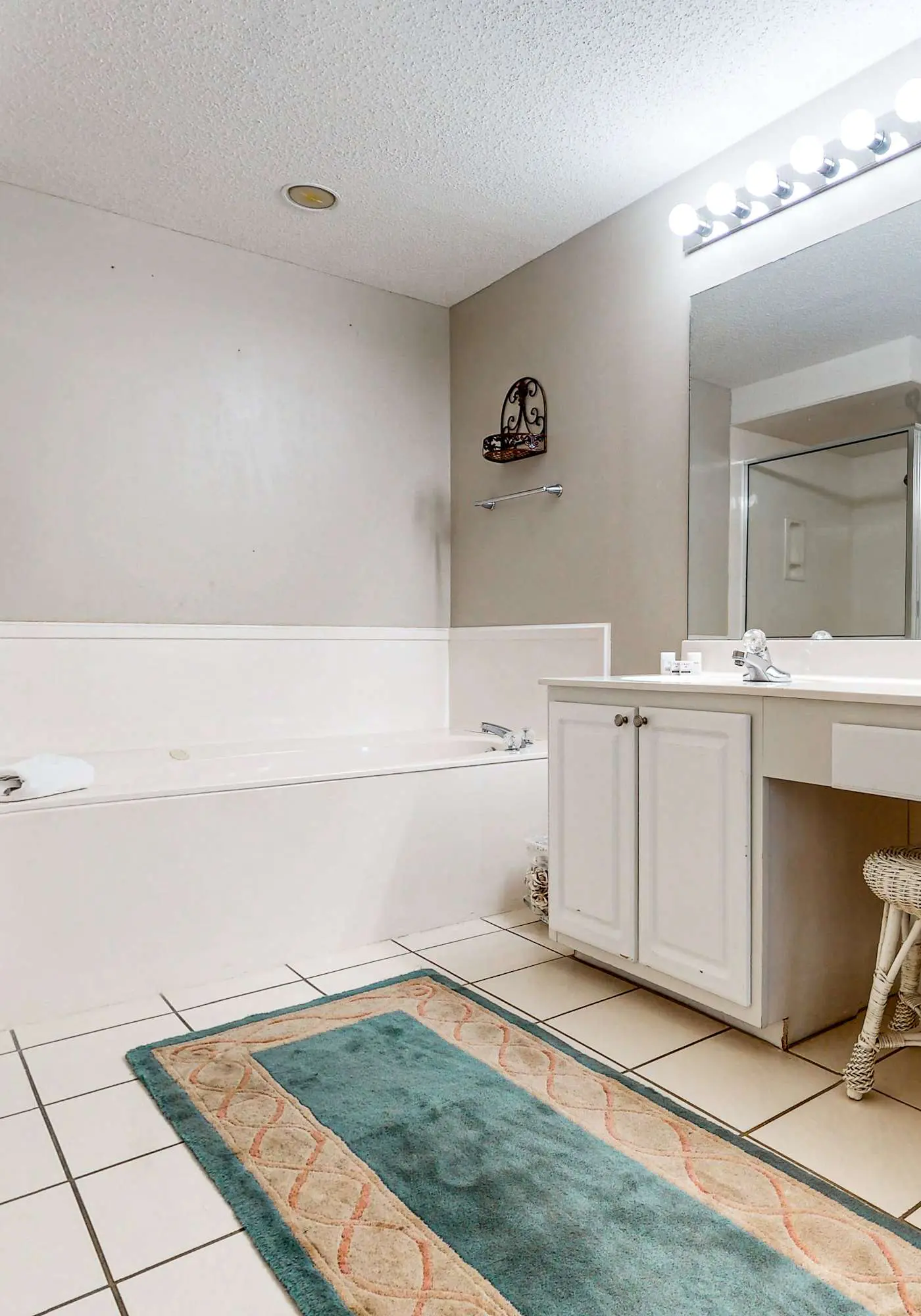 Beachfront condo overlooking the Gulf w/ balcony & indoor/outdoor pools