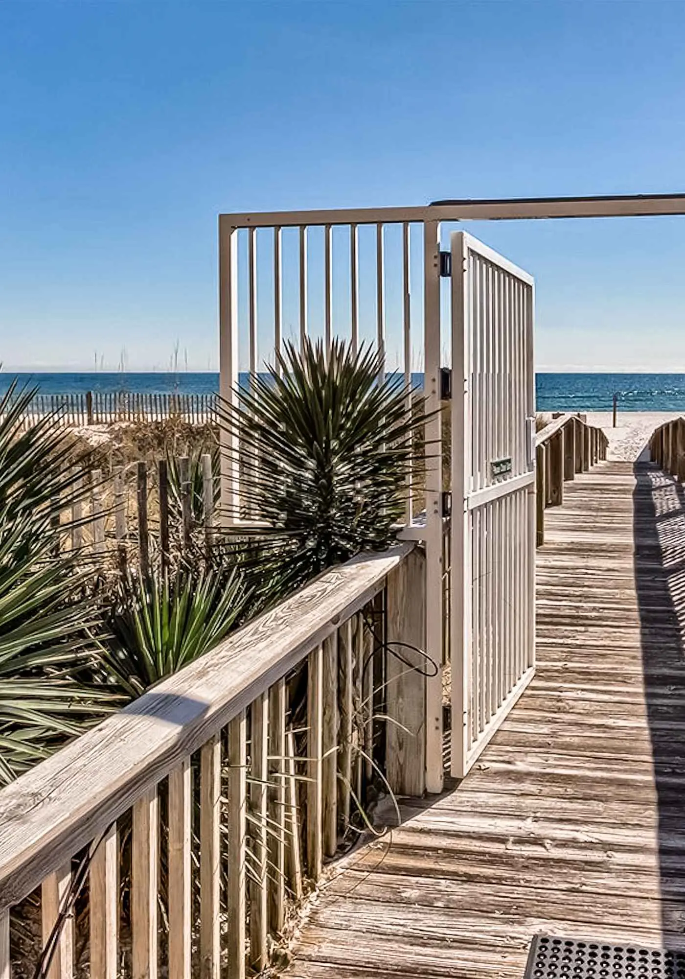 Beachfront condo overlooking the Gulf w/ balcony & indoor/outdoor pools