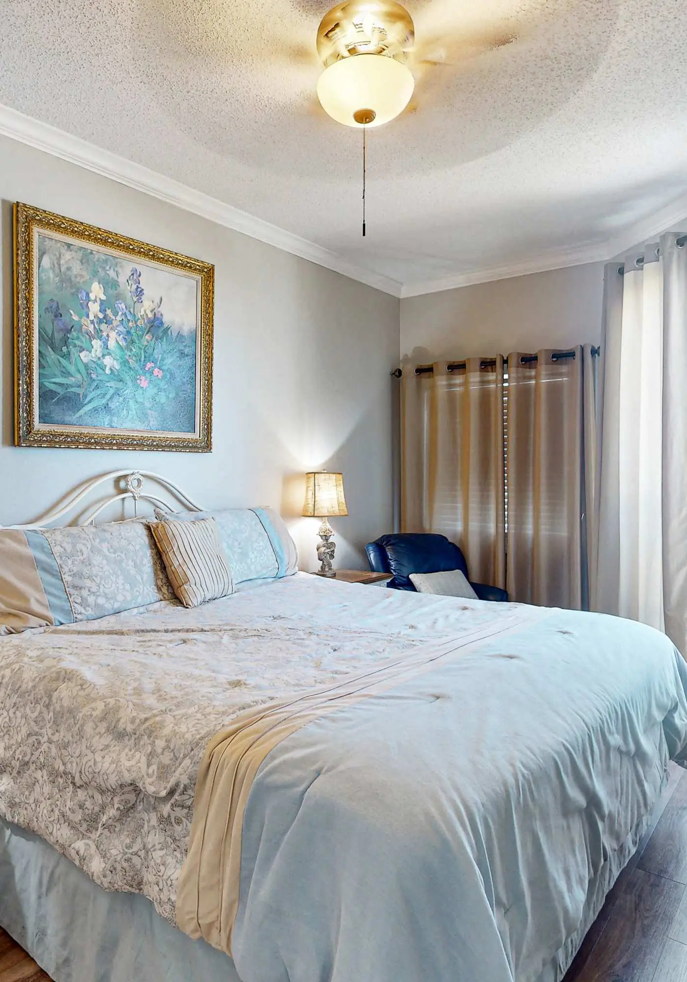 Beachfront condo overlooking the Gulf w/ balcony & indoor/outdoor pools