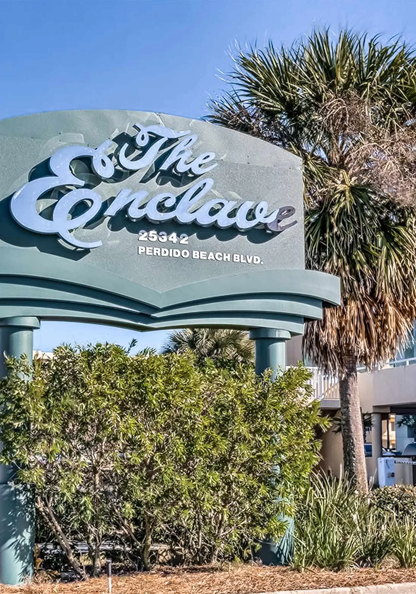 Beachfront condo overlooking the Gulf w/ balcony & indoor/outdoor pools