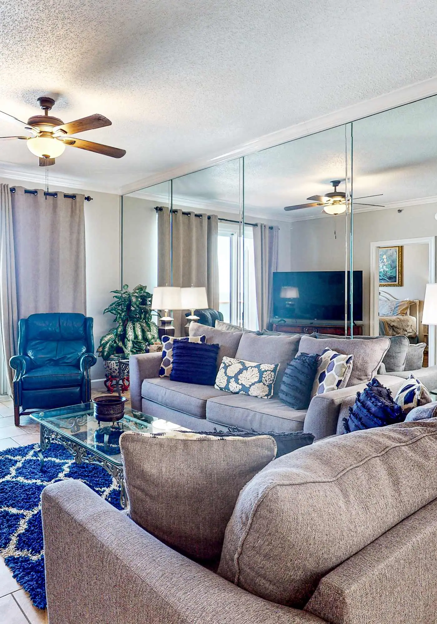 Beachfront condo overlooking the Gulf w/ balcony & indoor/outdoor pools