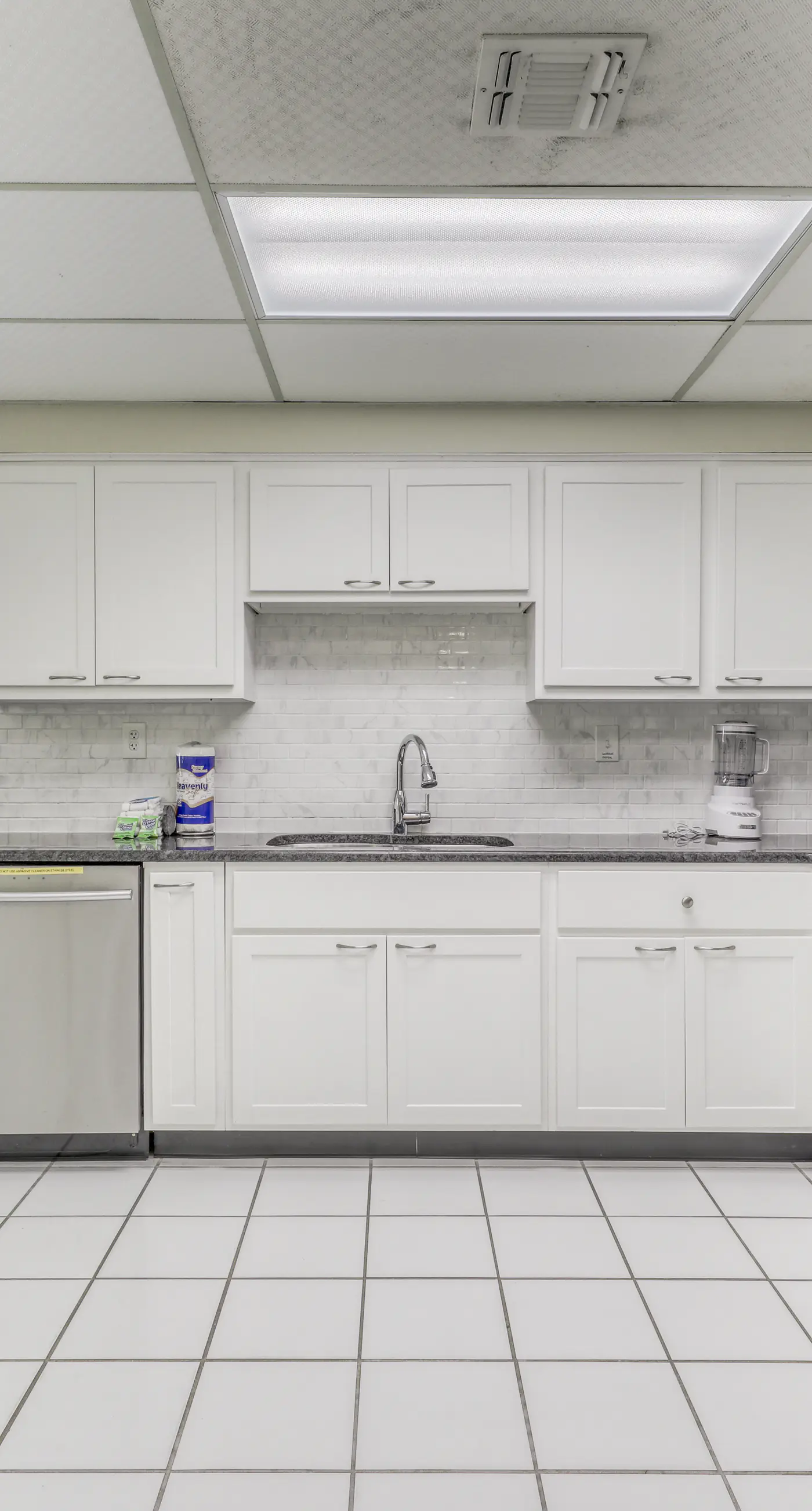 Waterfront corner condo with shared pools, wrap-around balcony, & tennis courts