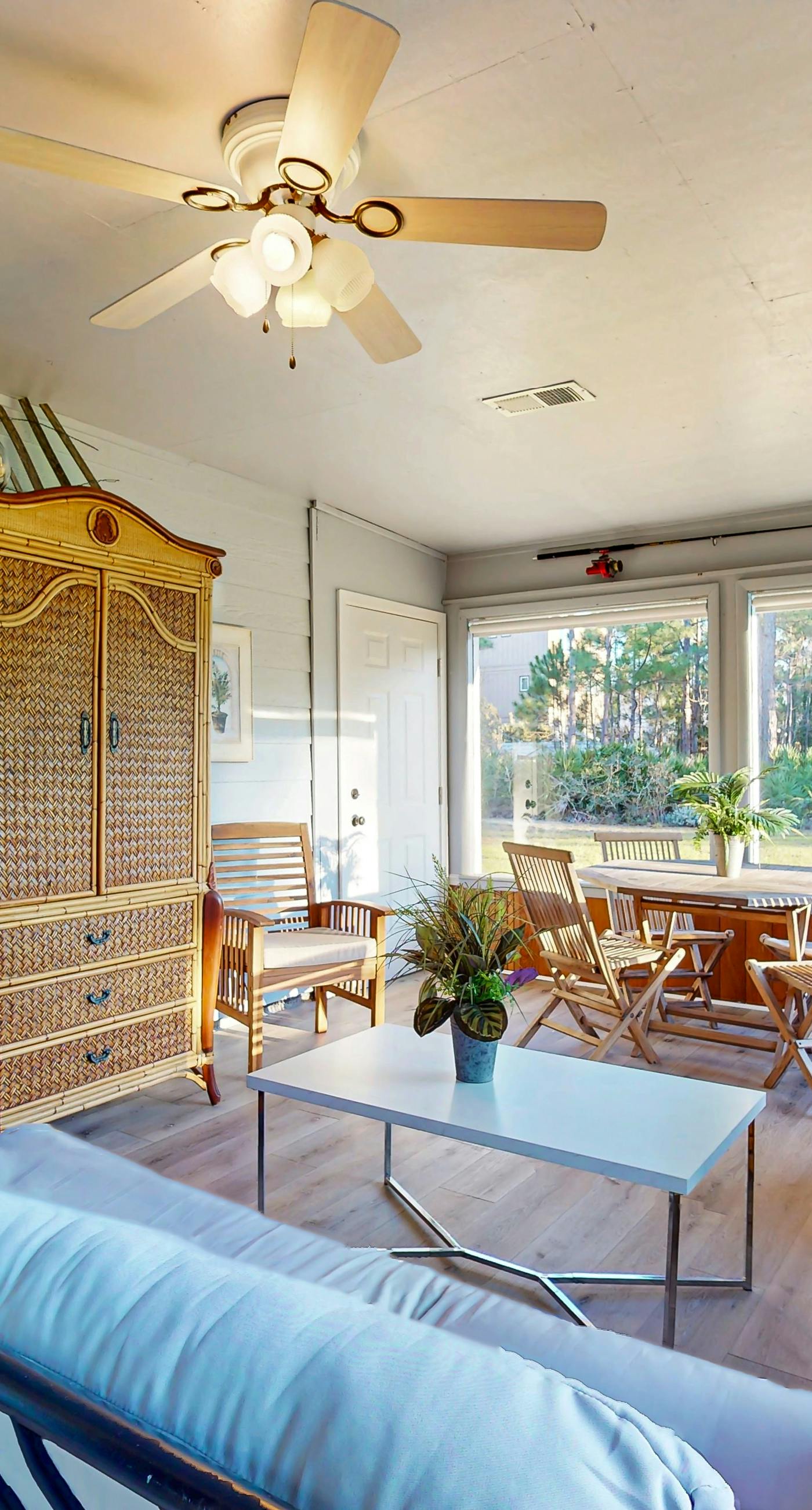 Cozy home with sunroom, WIFI, washer & dryer, & near the beach