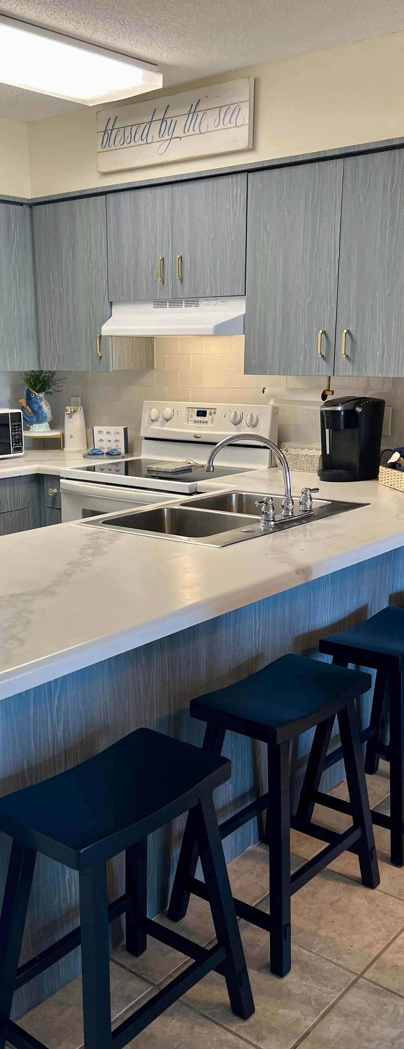 Waterview condo with shared pool, panoramic balcony views, and WIFI