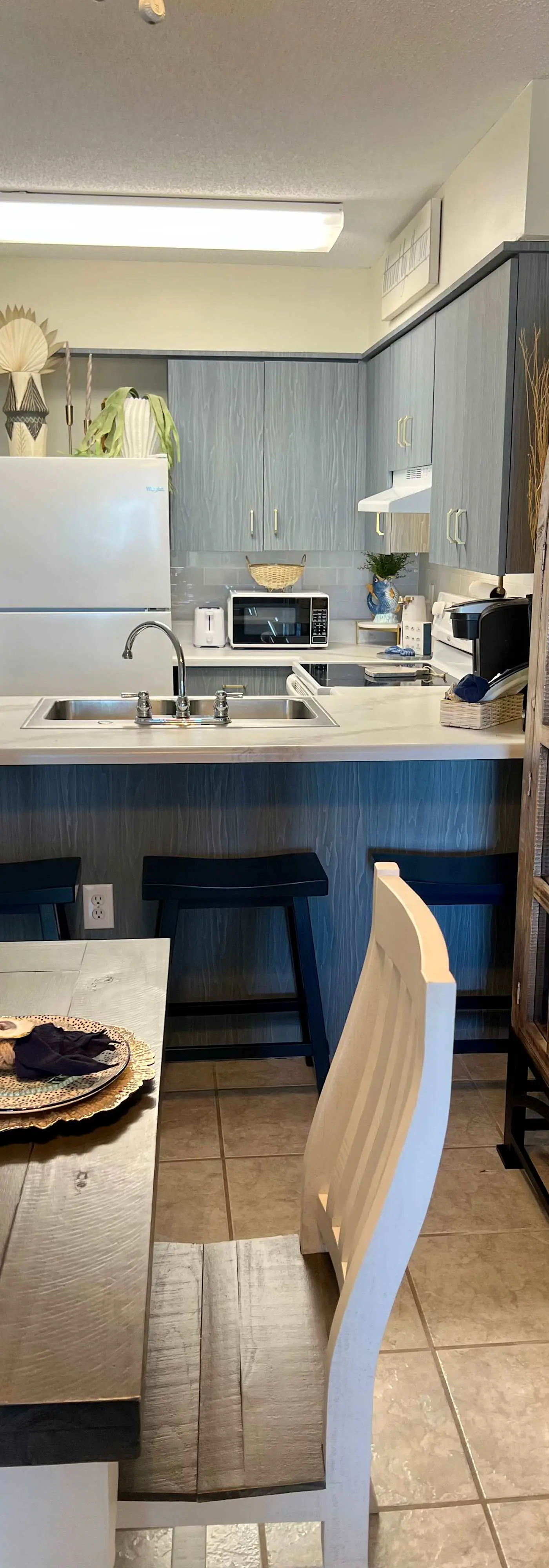 Waterview condo with shared pool, panoramic balcony views, and WIFI