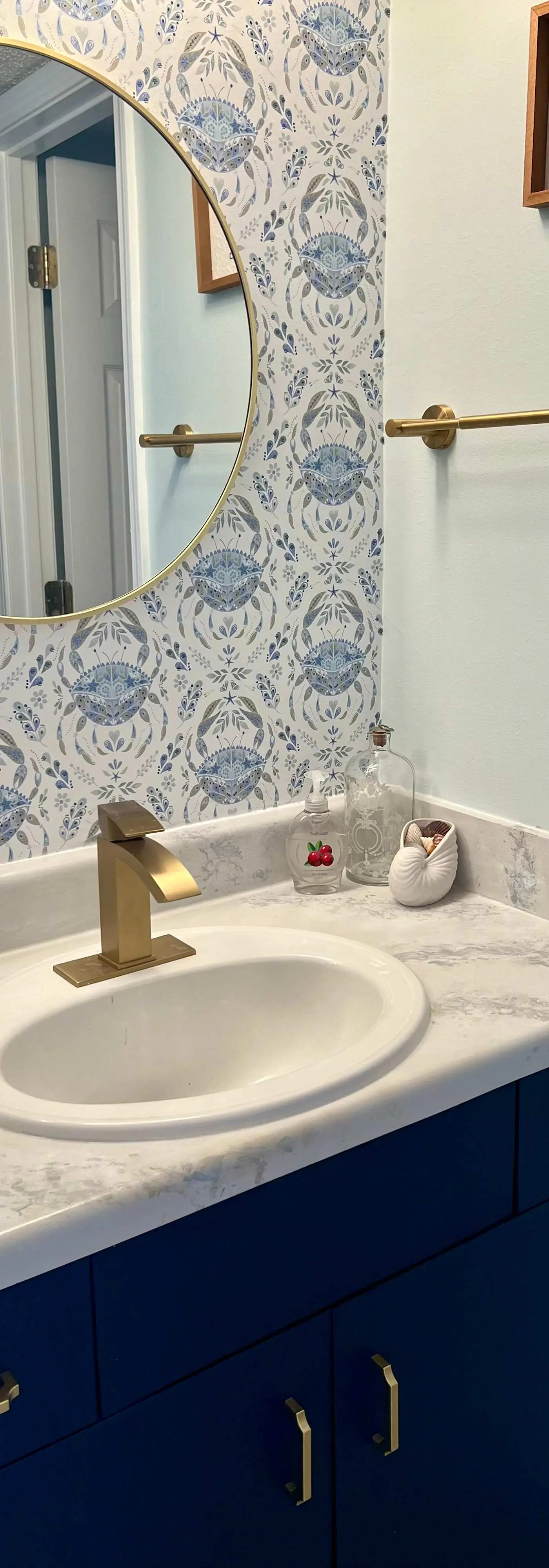 Waterview condo with shared pool, panoramic balcony views, and WIFI