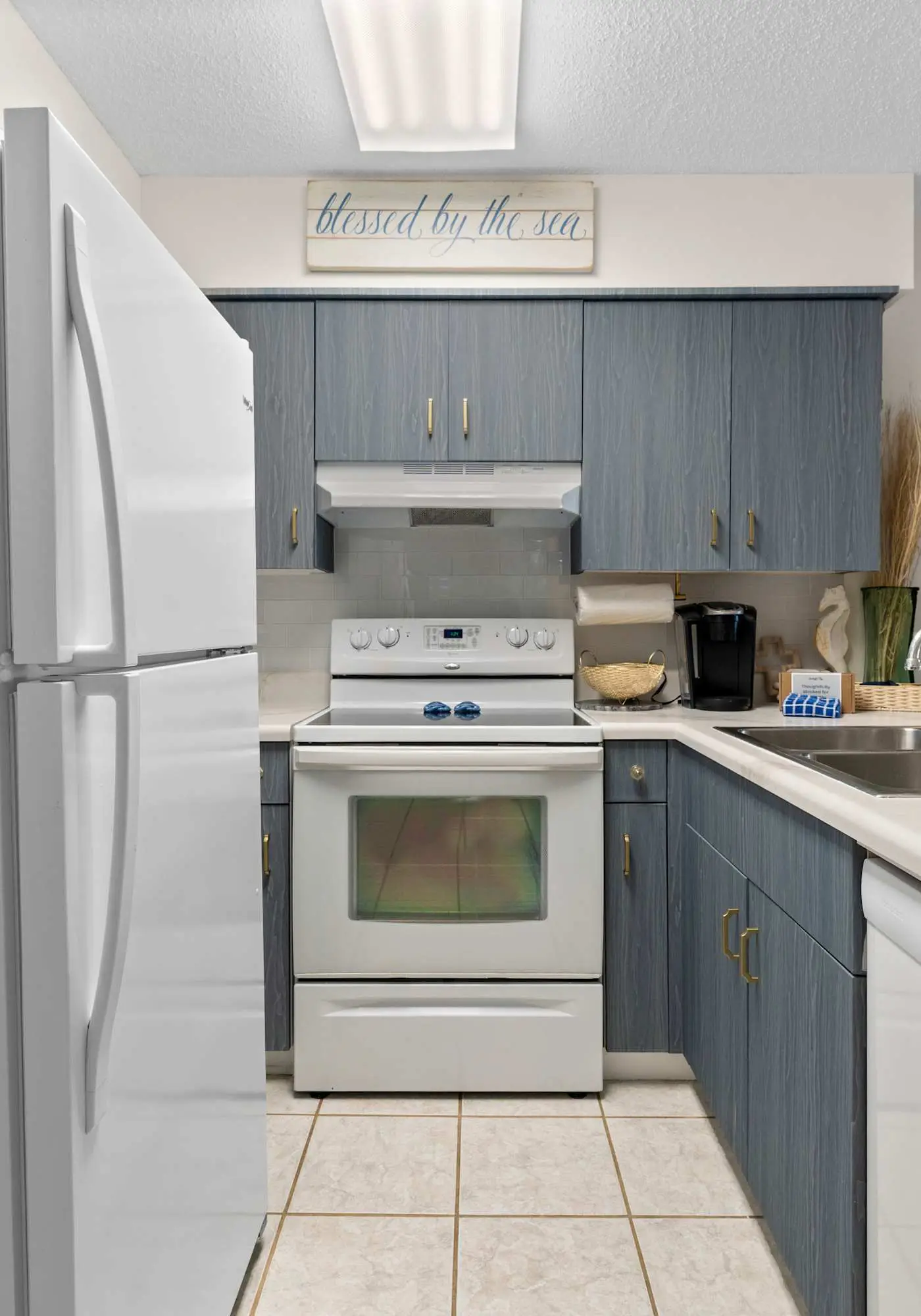 Waterview condo with shared pool, panoramic balcony views, and WIFI