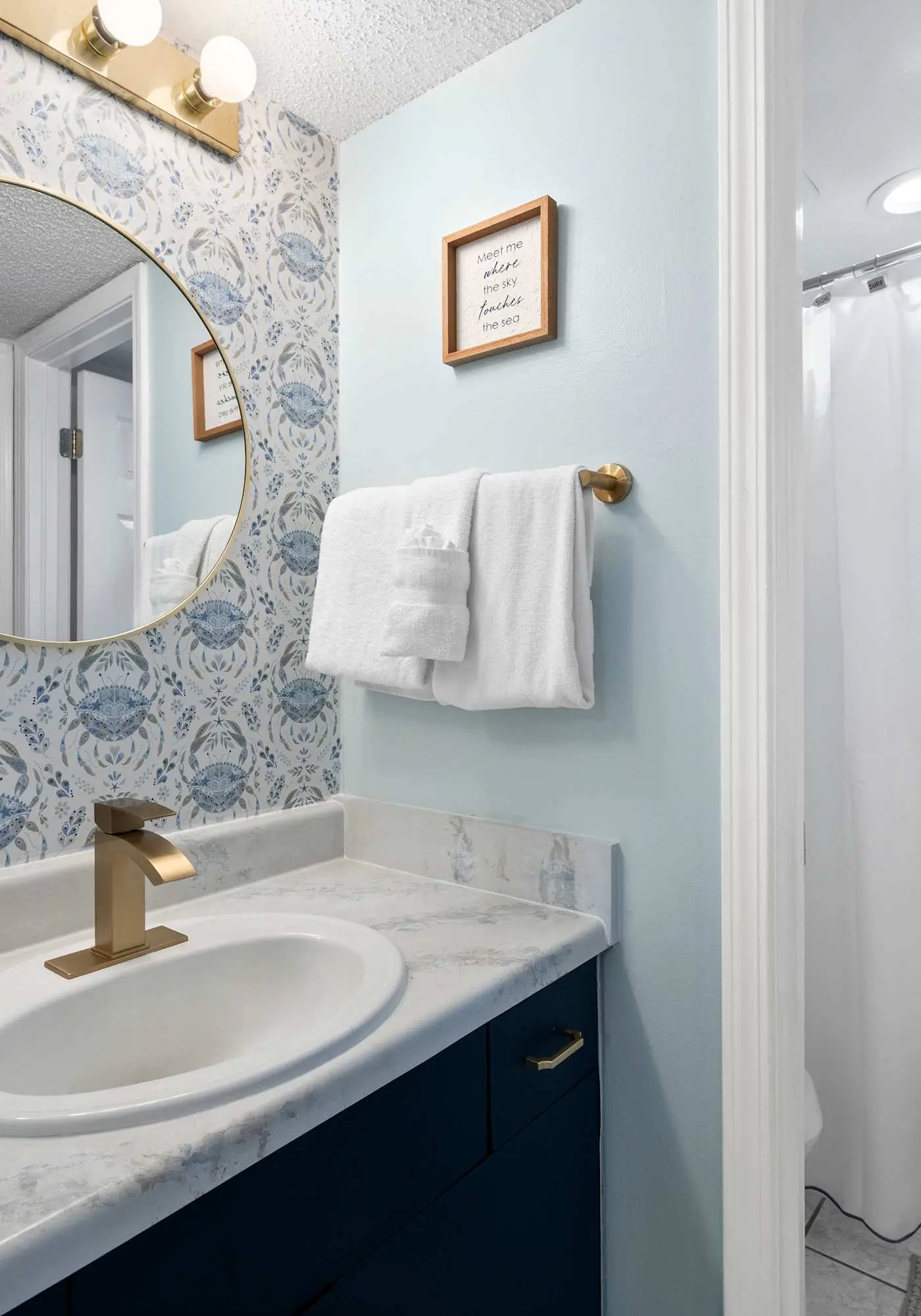 Waterview condo with shared pool, panoramic balcony views, and WIFI