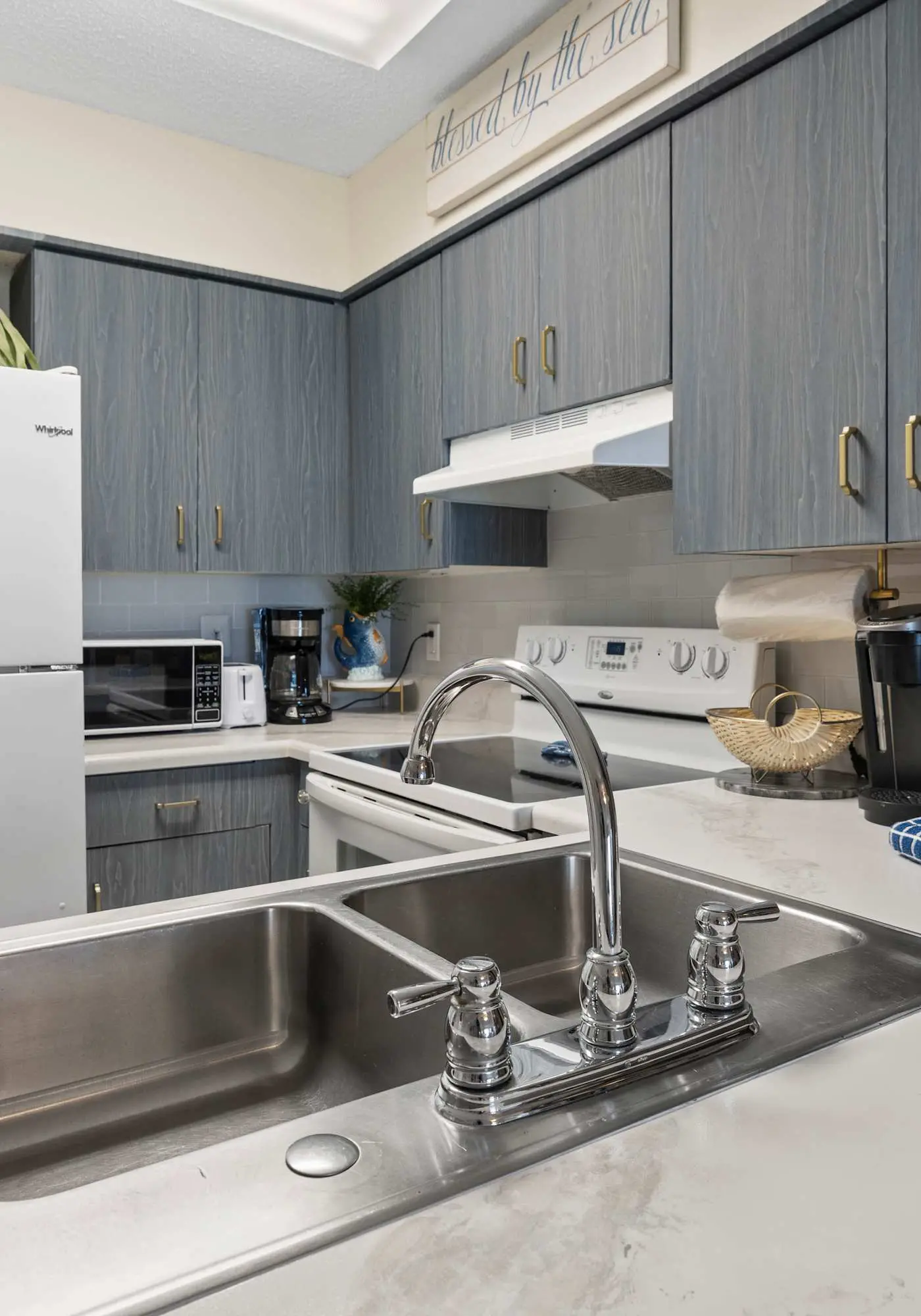 Waterview condo with shared pool, panoramic balcony views, and WIFI
