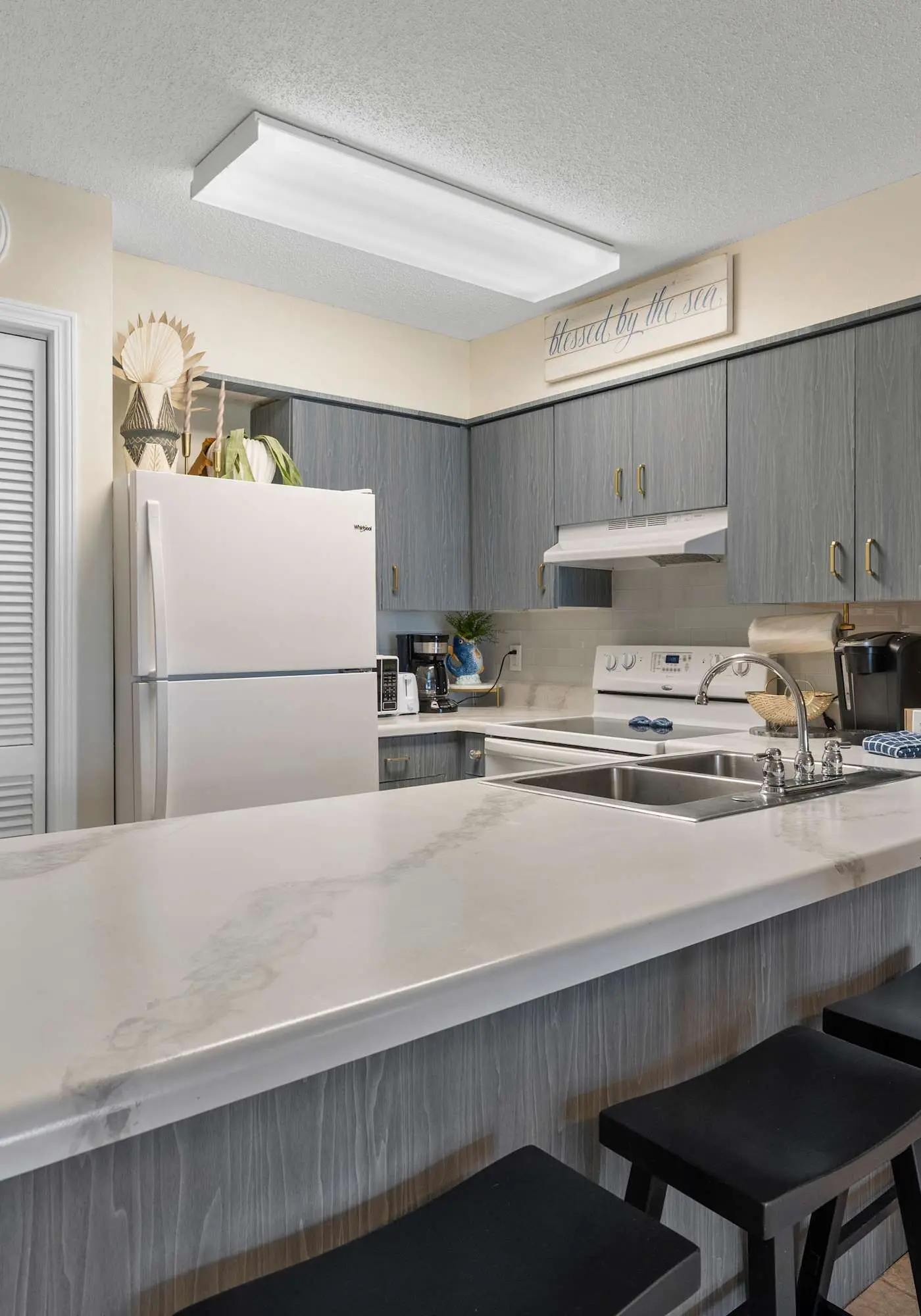 Waterview condo with shared pool, panoramic balcony views, and WIFI
