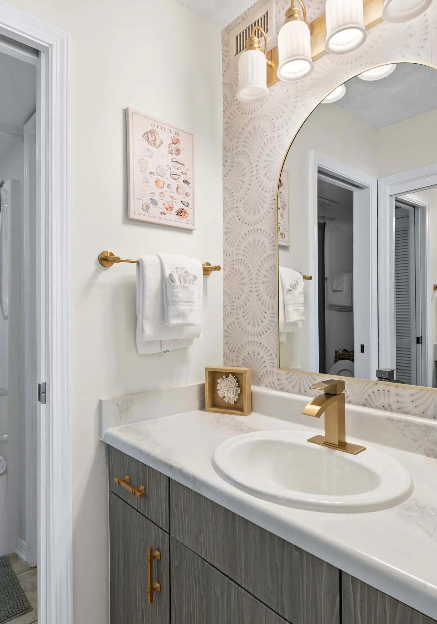 Waterview condo with shared pool, panoramic balcony views, and WIFI