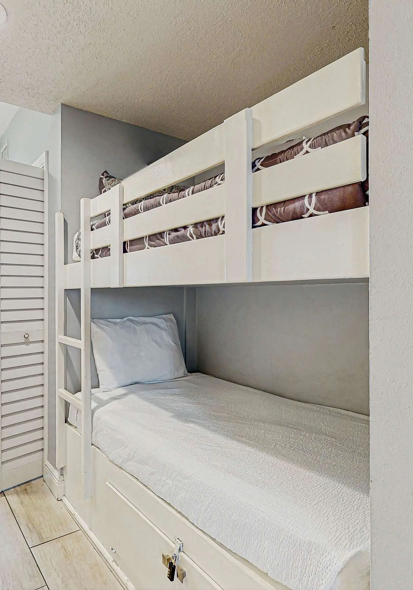 Updated Gulf front condo w/ shared pool, hot tub, and sauna, & beach access